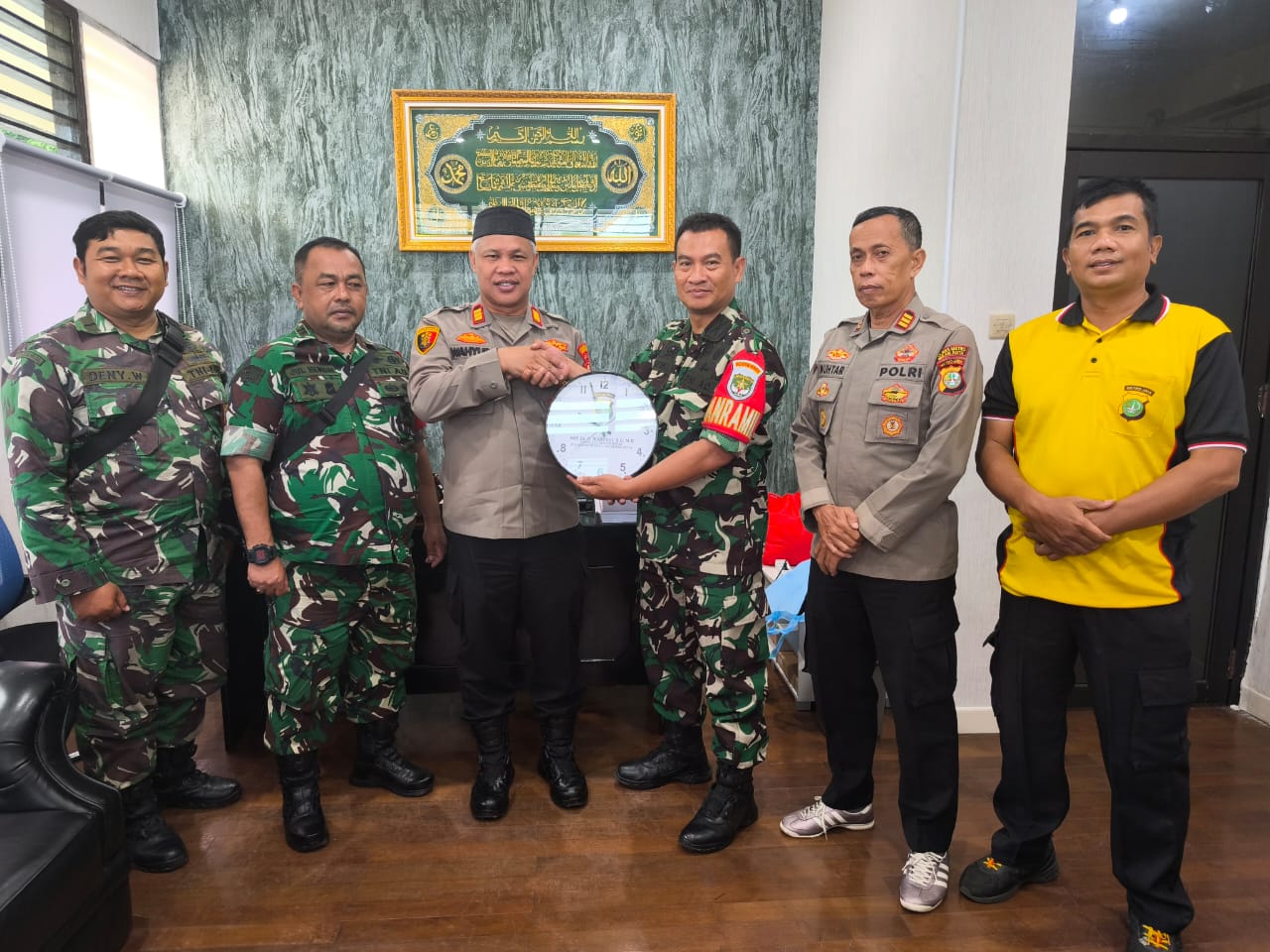 Danramil 01 Kranji Kunjungi Polsek Bekasi Barat, Pererat Sinergitas TNI-POLRI Untuk Masyarakat