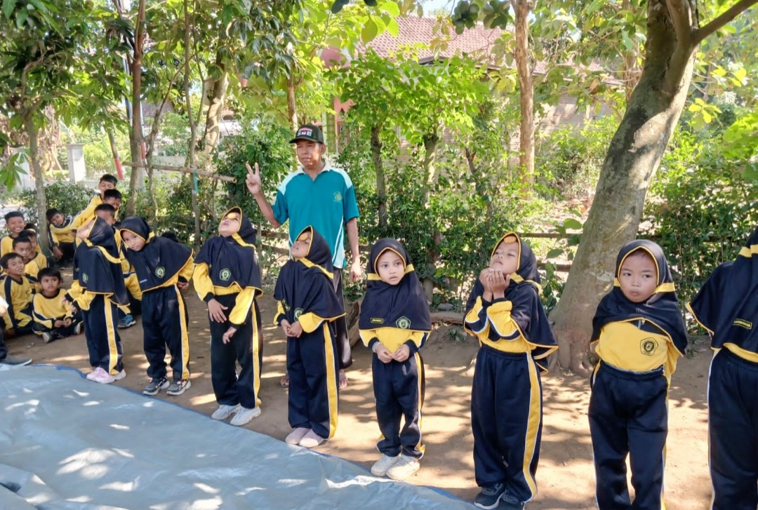 Keterangan Foto : Nampak Dewan Guru sedang memandu siswa siswi MI Mambaul Hasan untuk lomba HUT RI ke 80.