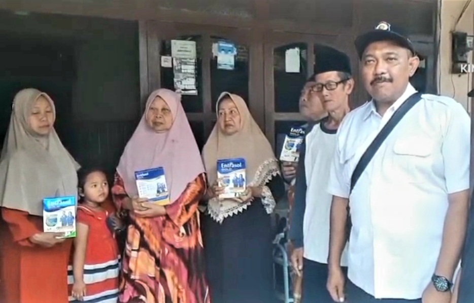 Peduli Warganya, Kades Lebaksono Bagikan Susu Gratis Kepada 350 Lansia