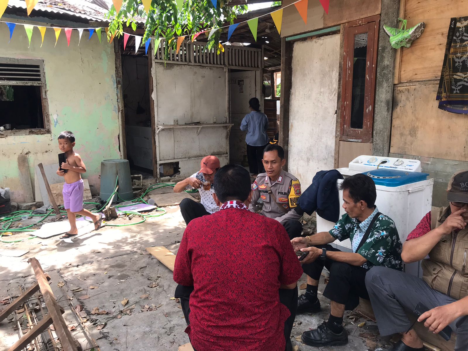 Bhabinkamtibmas Bintara Jaya Polisi Turut Kawal Renovasi Rumah Bantuan Pemerintah di Bekasi Barat