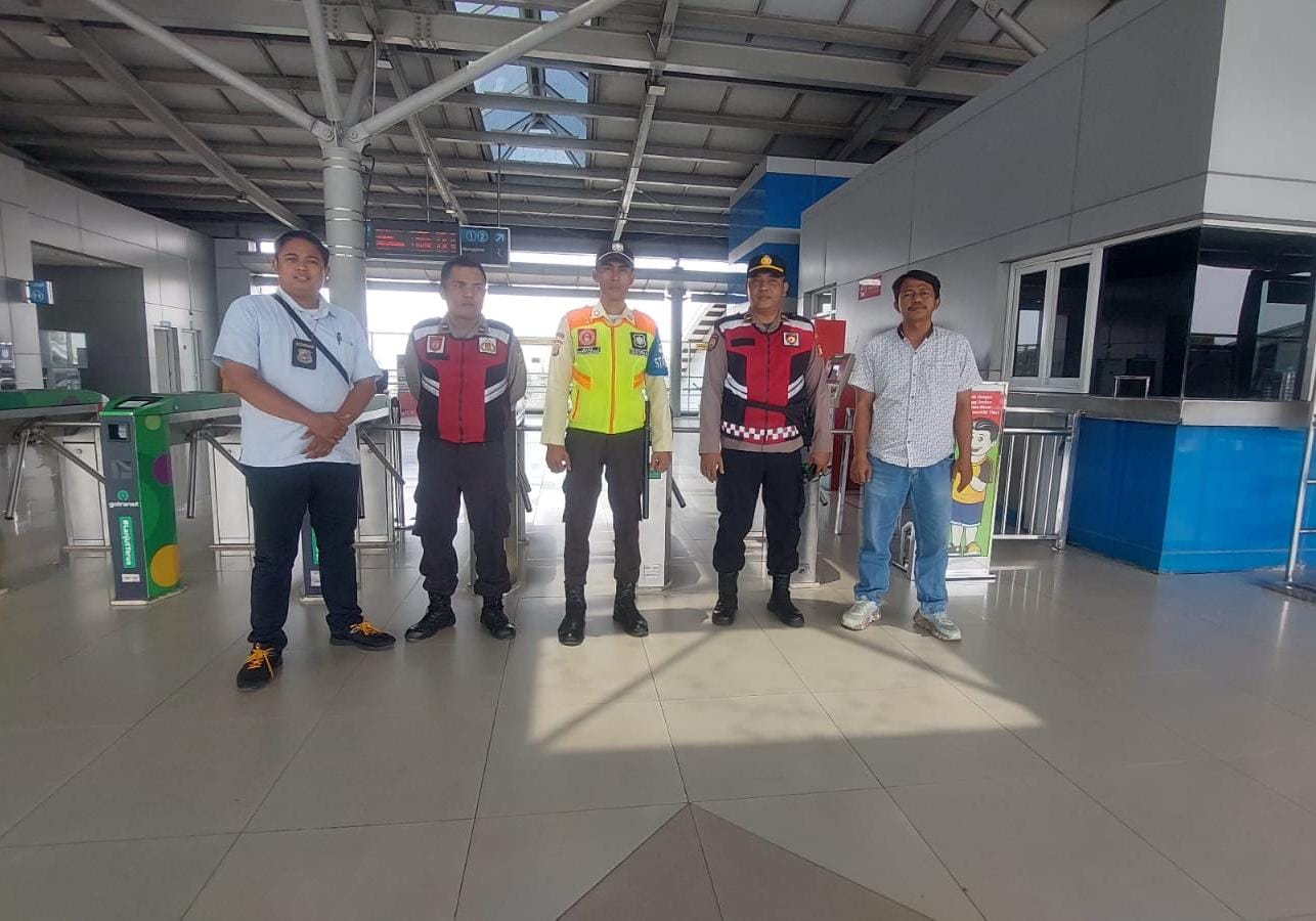 Polsek Bekasi Barat Lakukan Pemantauan di Stasiun Kranji