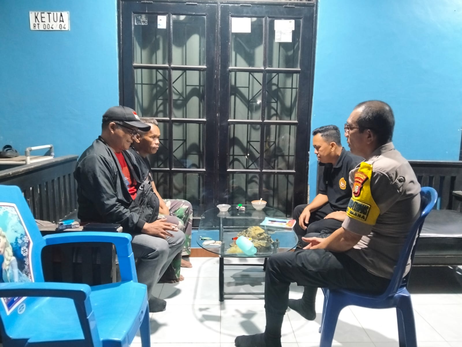 Monitoring Wilayah, Binmas Polsek Pondok Gede Dan PokdarKamtibmas Sambang Warga