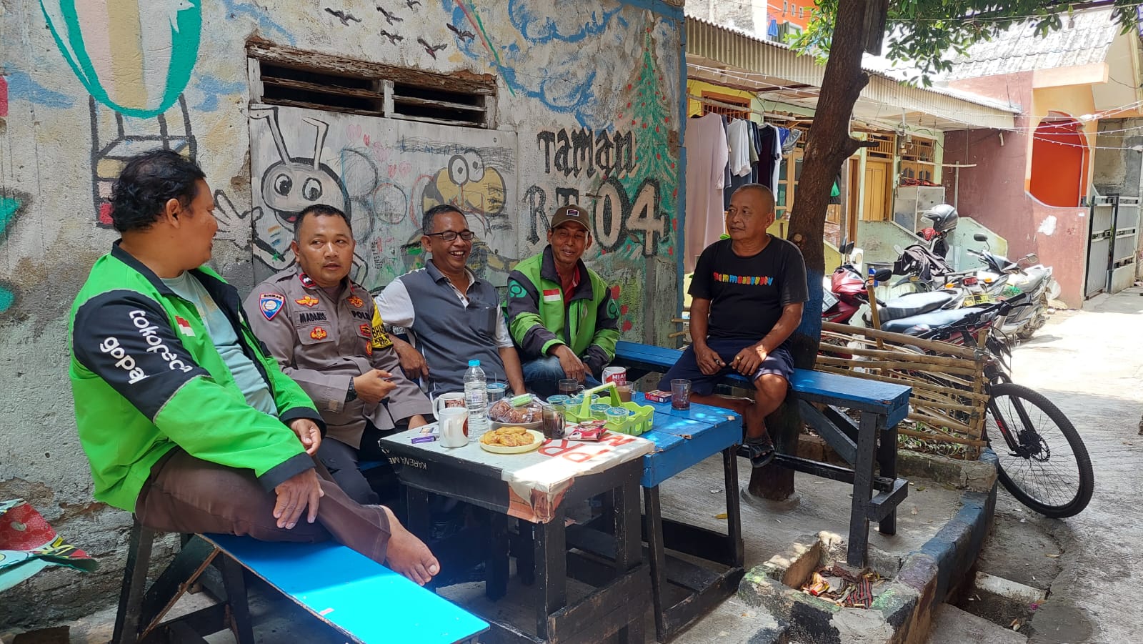 Jaga Kamtibmas, Polsek Medansatria Jalin Komunikasi Dengan Ojol Dan Warga di Pondok Ungu