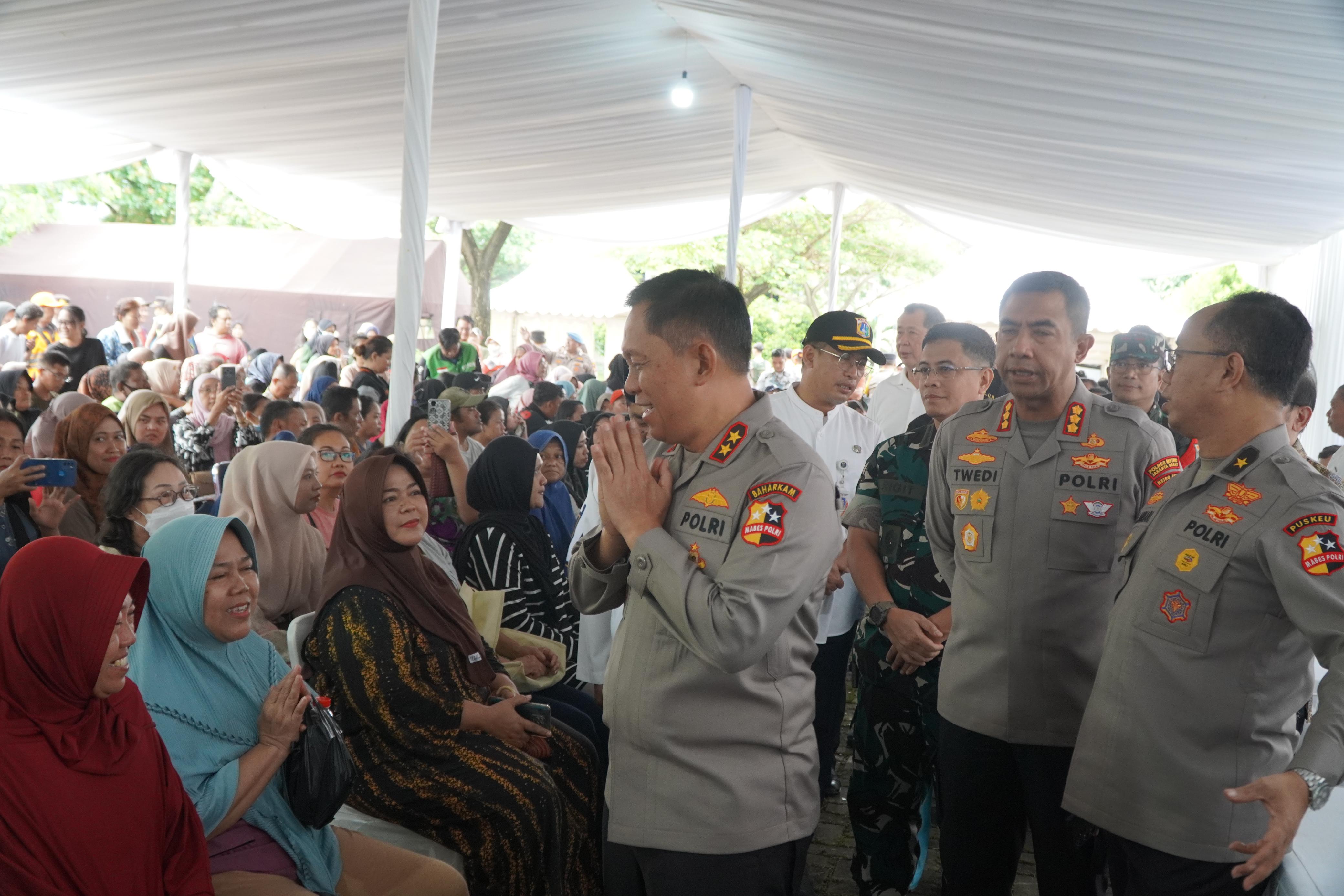 Gerakan Pangan Murah Polri Dan Jumat Berkah Polres Metro Jakarta Barat: Ribuan Warga Antusias Serbu Pasar Murah