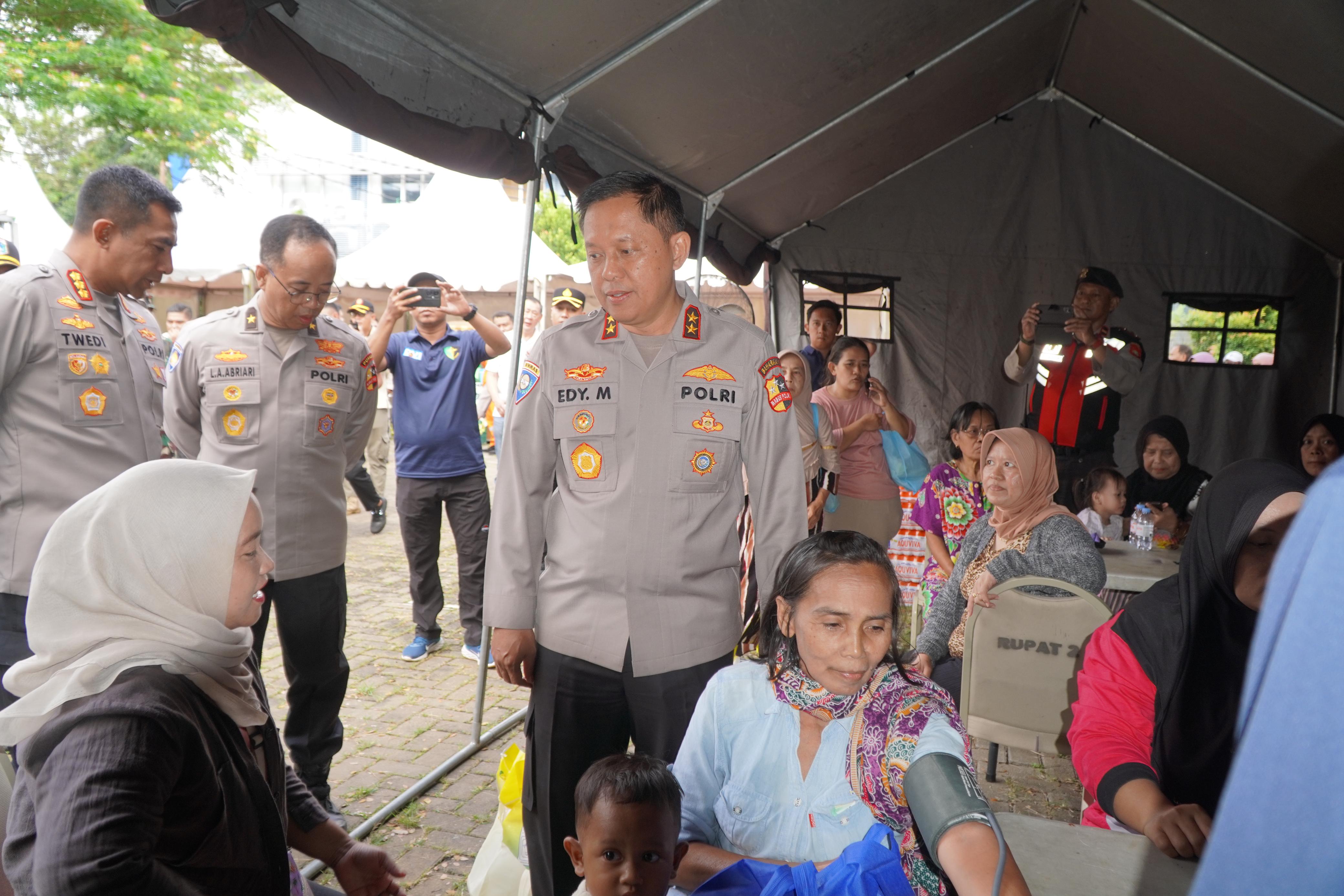 Gerakan Pangan Murah Polri Dan Jumat Berkah Polres Metro Jakarta Barat, Ribuan Warga Jakbar Antusias Borong Beras Dan Minyak