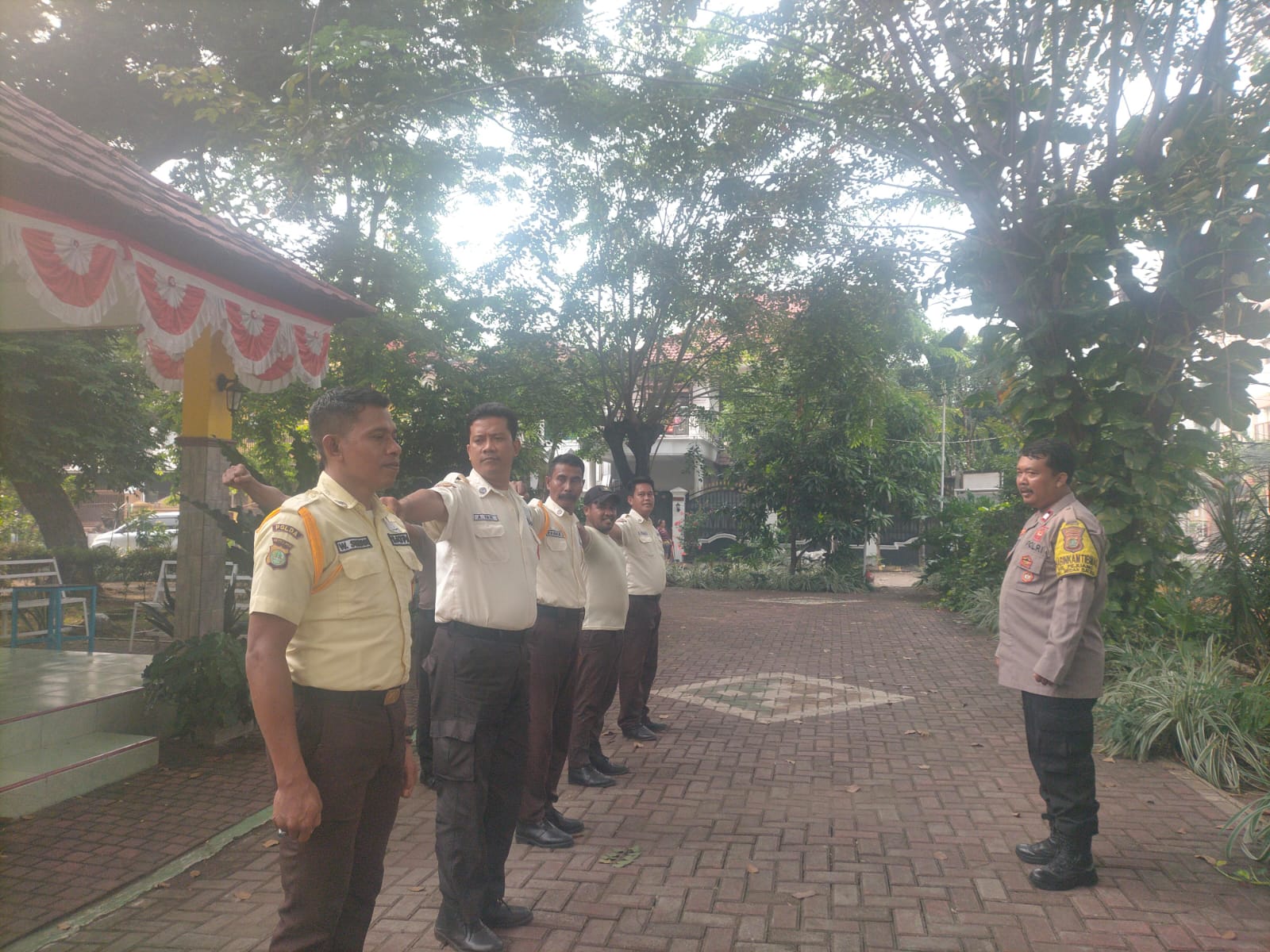 Cegah Kejahatan, Bhabinkamtibmas Polsek Medan Satria Beri Pembinaan Satpam Dan Warga Pejuang