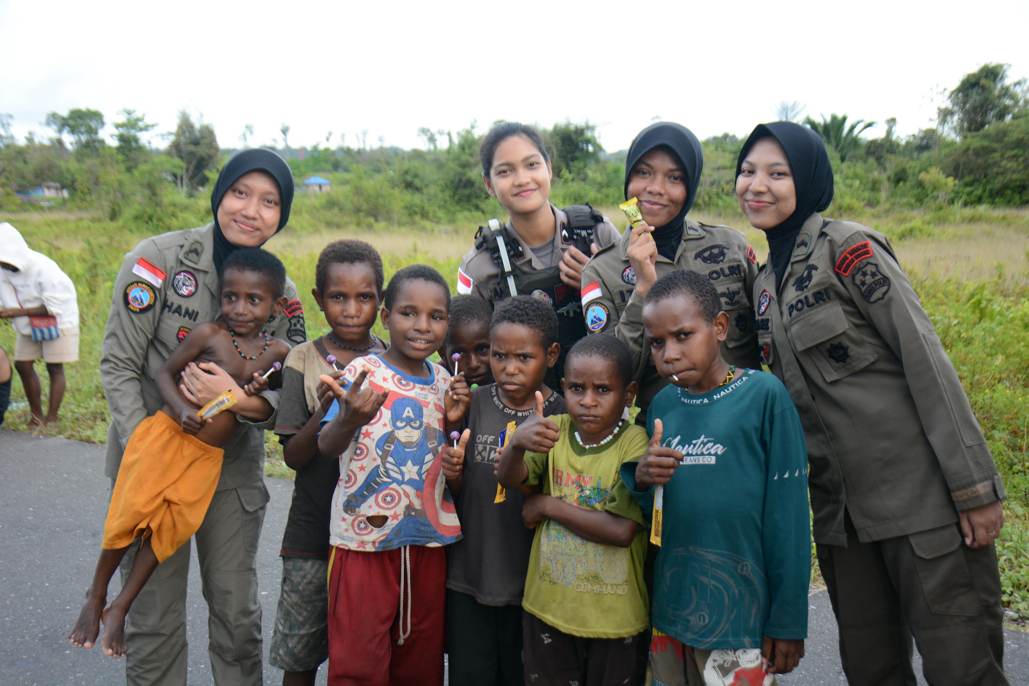 Polwan Satgas Ops Damai Cartenz Berikan Sentuhan Humanis Bersama Anak-Anak Nduga