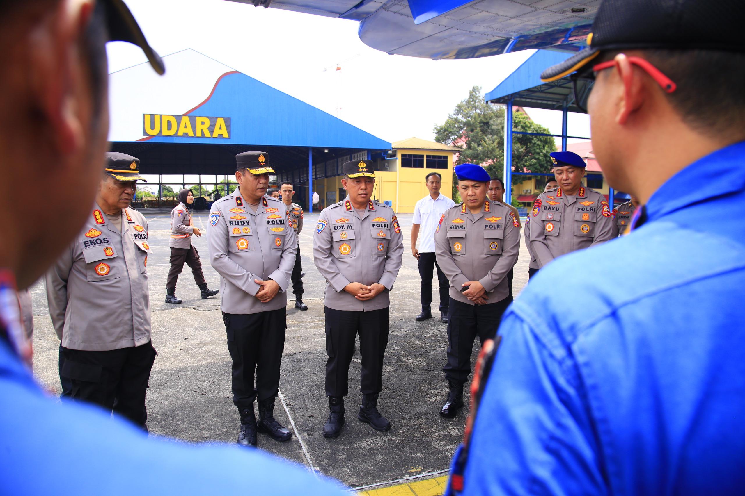 Polri Berangkatkan Bantuan Kemanusiaan ke NTT Bantu Korban Bencana Banjir dan Longsor.