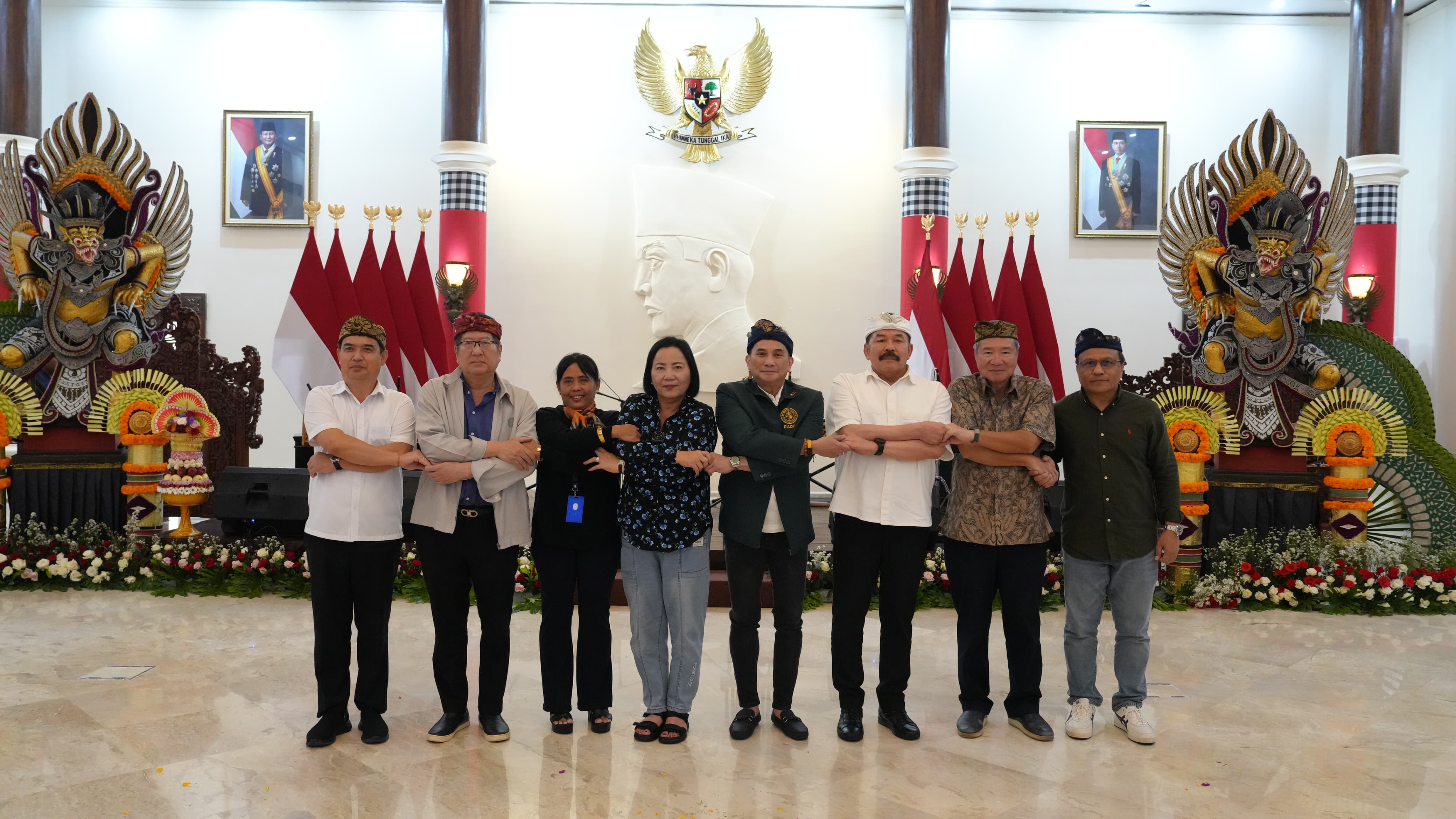 Mengenalkan Budaya dan Adat Bali, Delegasi Jaksa ASEAN Lakukan Kunjungan Kultural ke Istana Kepresidenan Tampaksiring.