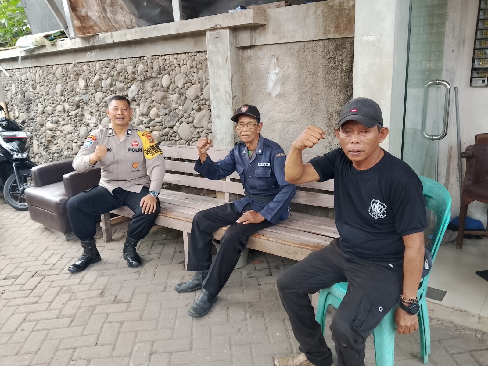 Perkuat Kemitraan,  Bhabinkamtibmas Mustikasari Sambangi Pos Keamanan Perumahan