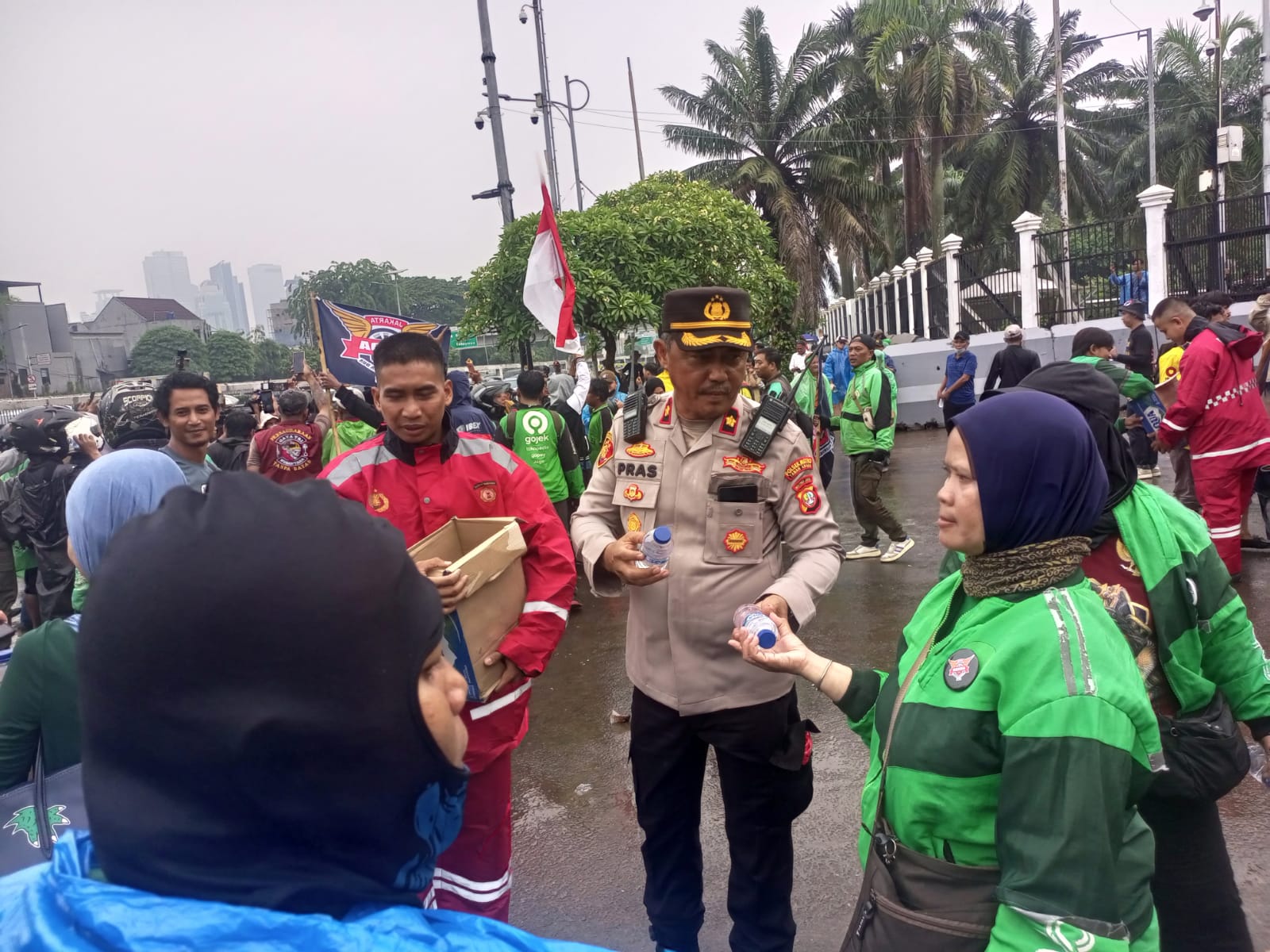 Polisi Kawal Unjuk Rasa Ojol Dengan Pendekatan Humanis dan Simpati.