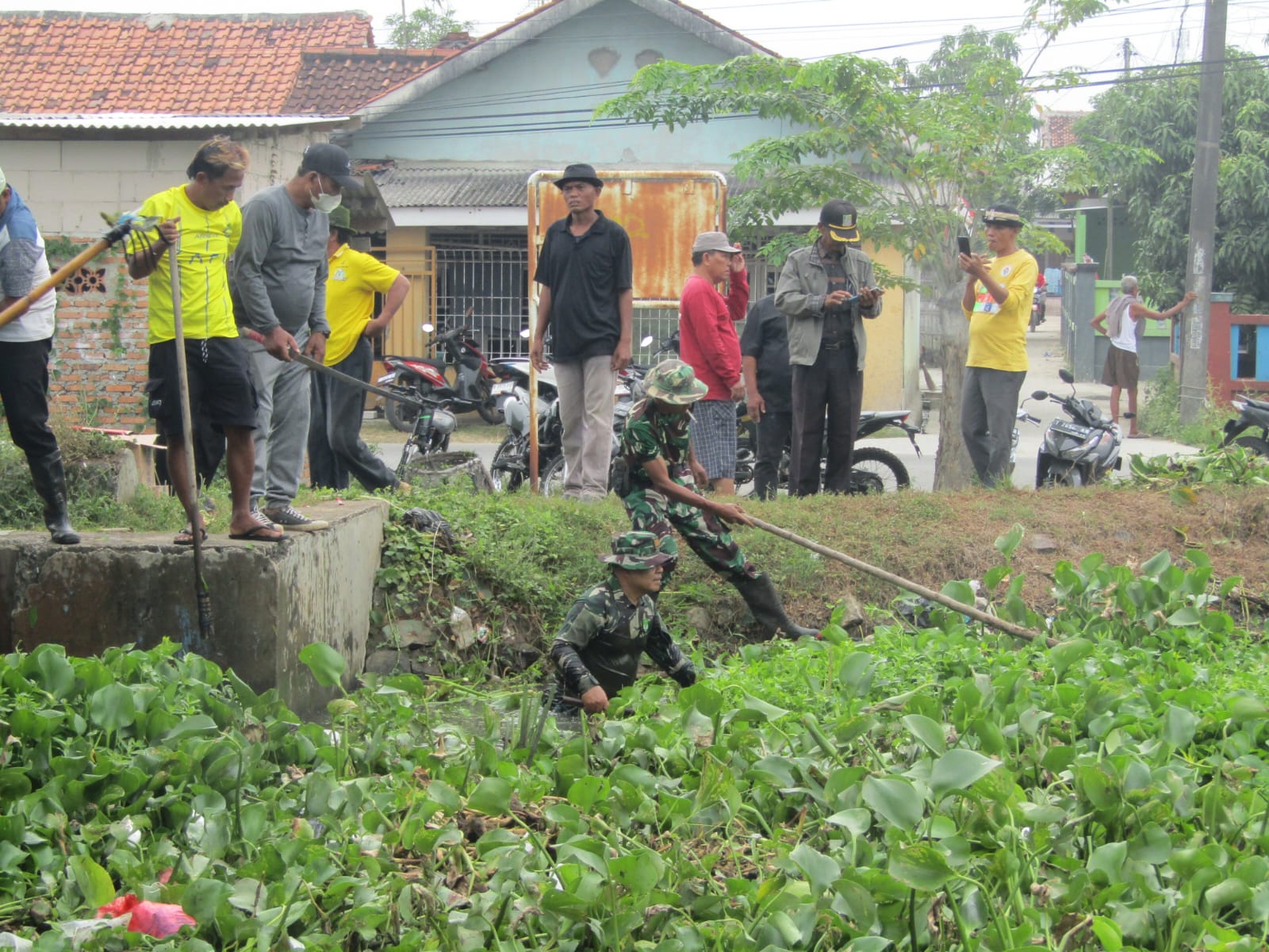 HUT TNI ke-80, Koramil 11 Pebayuran Ajak Warga Kertajaya Gotong Royong Dii Pintu BKG Sekunder 17