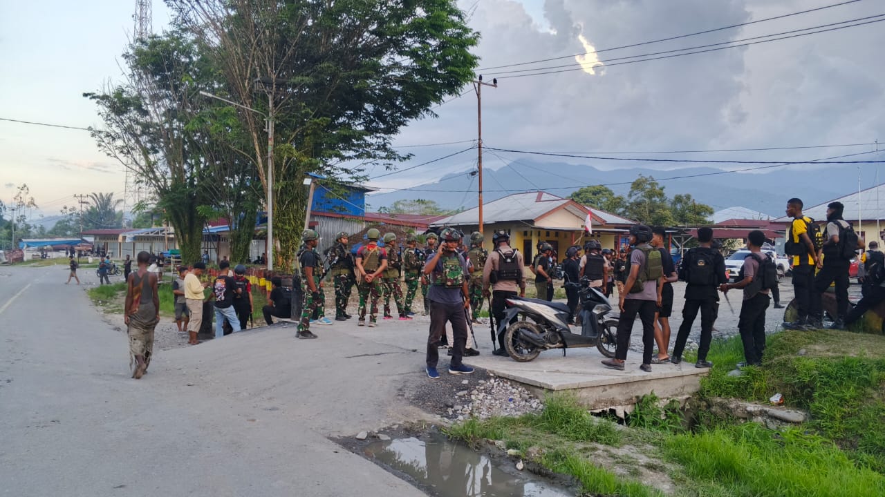 Brimob Polda Papua Bersama Aparat Keamanan Setempat Berhasil Evakuasi Enam Personel TNI AD Satgas Maleo Kopassus di Yalimo, Tiga Luka Berat.