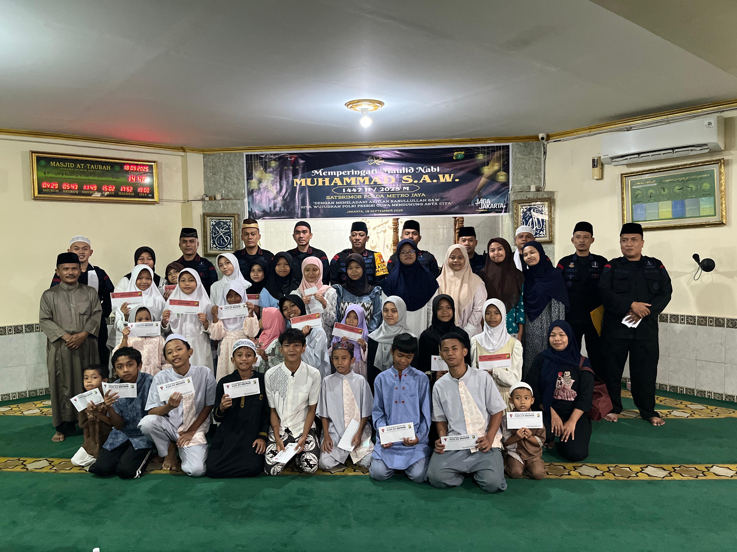 Brimob Polda Metro Jaya Tebar Kepedulian Lewat Santunan Anak Yatim dalam Peringatan Maulid Nabi Muhammad SAW 1447 H.