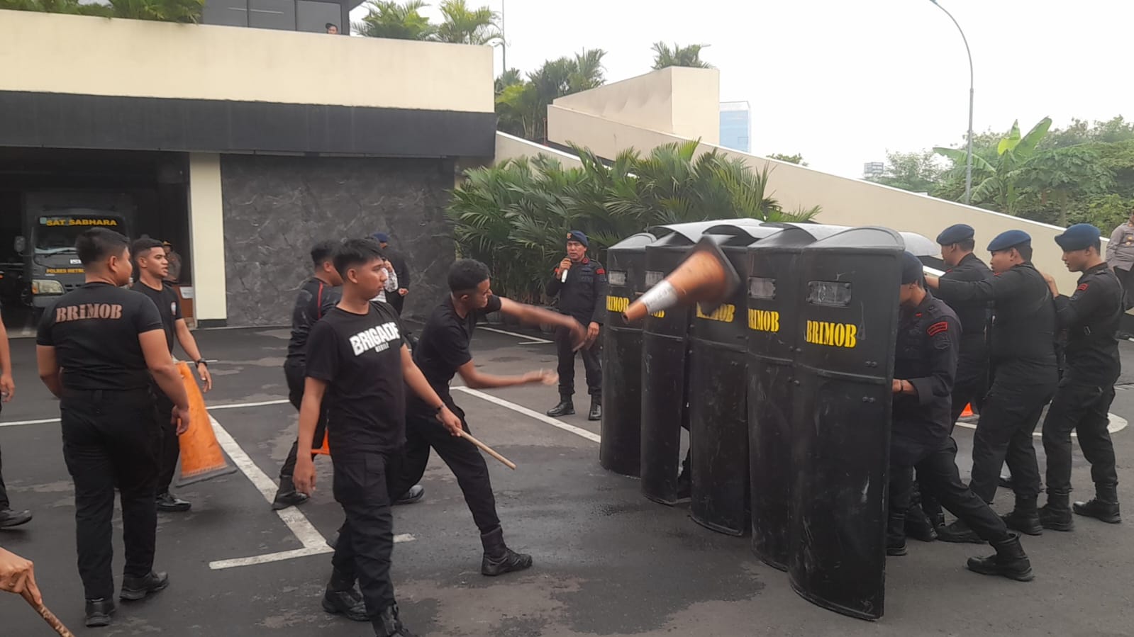 Simulasi Meningkatkan Profesionalisme Aksi Unras Brimob Polda Jambi di Polres Metro Bekasi Kota