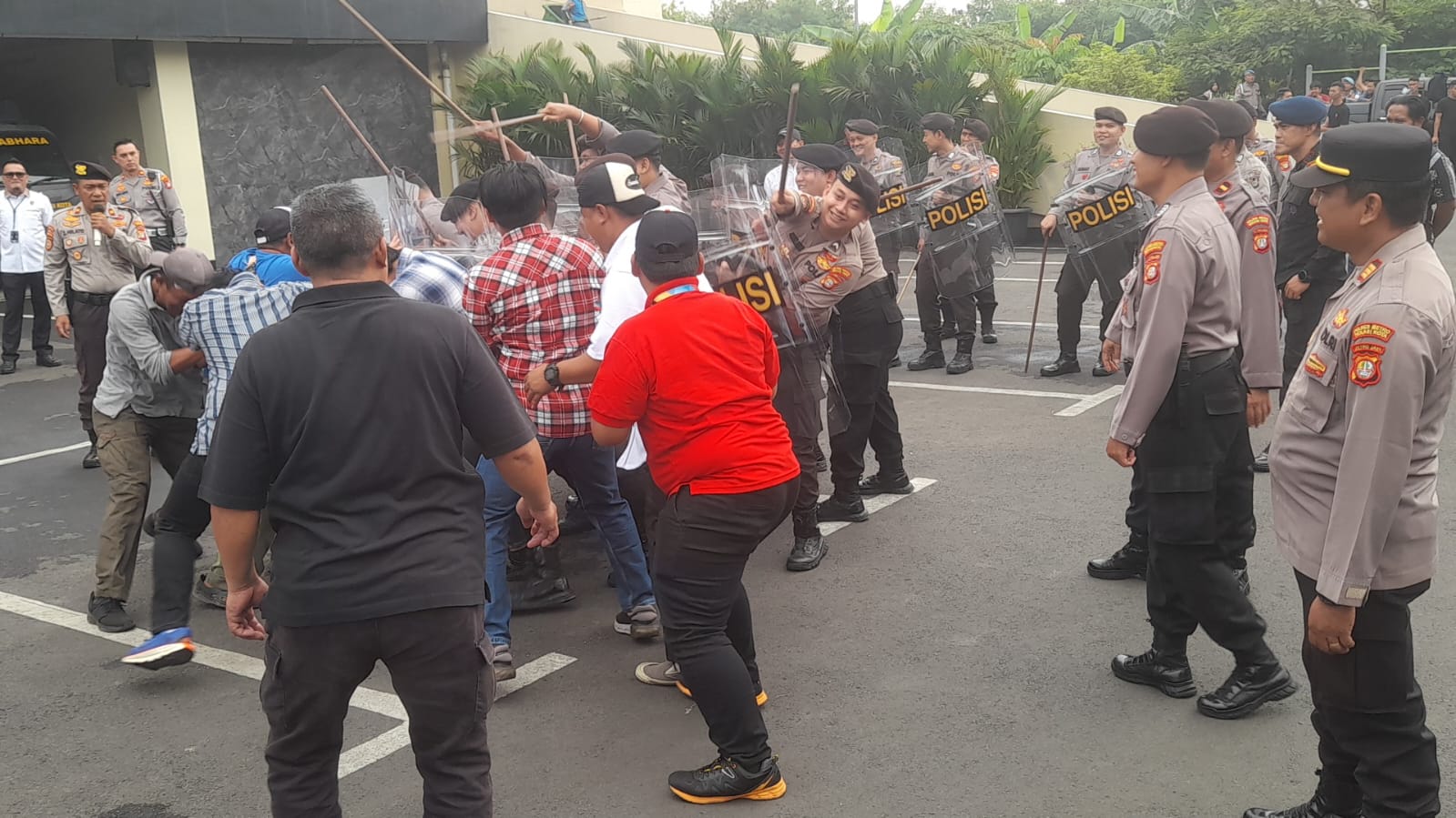 Penanganan Simulasi Sabhara Polres Metro Bekasi Kota Mengenai Aksi Unjuk Rasa