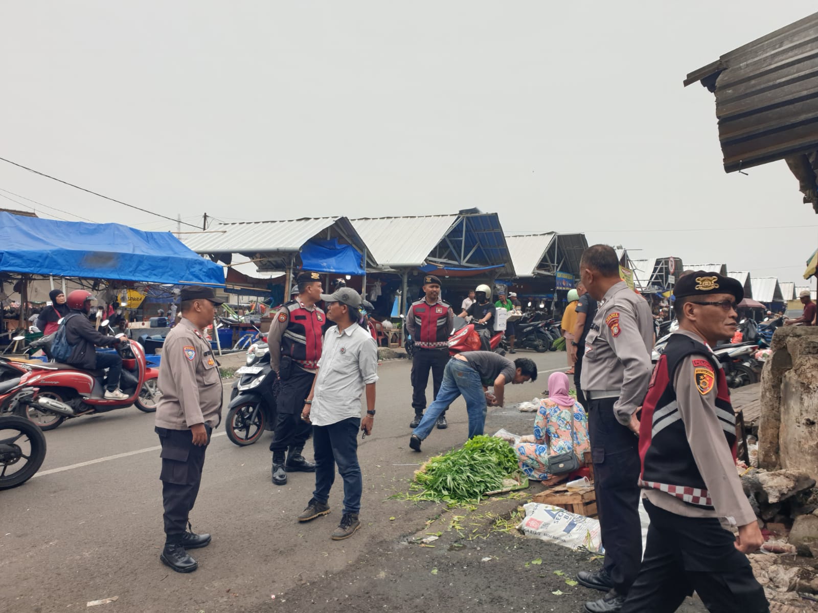 POLSEK CIPUTAT TIMUR LAKSANAKAN PATROLI STRONG POINT DI PASAR CIPUTAT UNTUK CEGAH GANGGUAN KAMTIBMAS