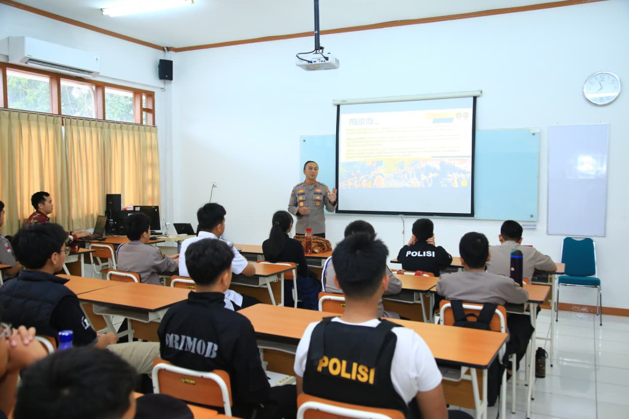 Kadiv Humas Beri Motivasi, Pemahaman Tugas Kepolisian Pada Siswa Labschool Kebayoran.