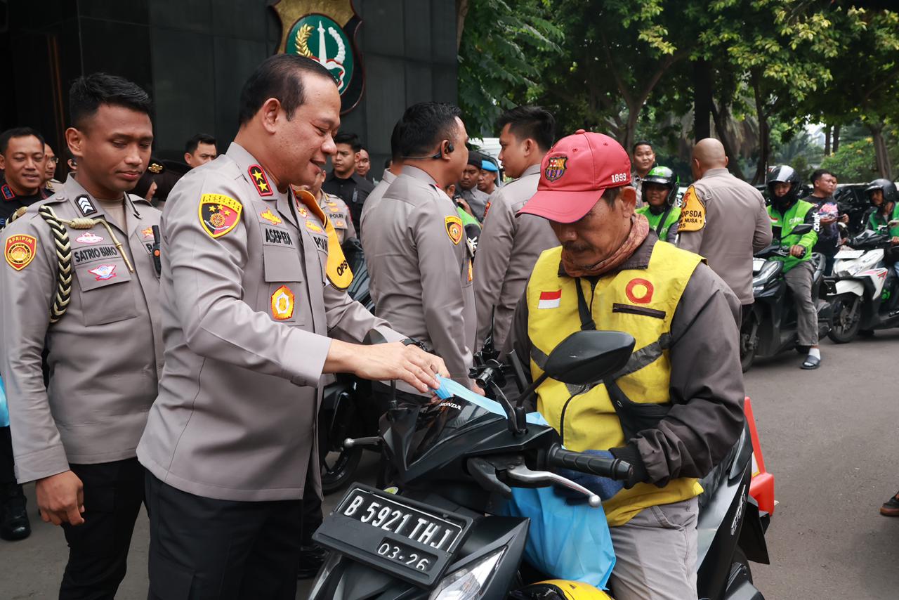 Kapolda Metro Jaya Bersama Wakapolda Gelar ” Kegiatan Jumat Peduli”, Ojol Siap Jadi Mitra Jaga Jakarta.