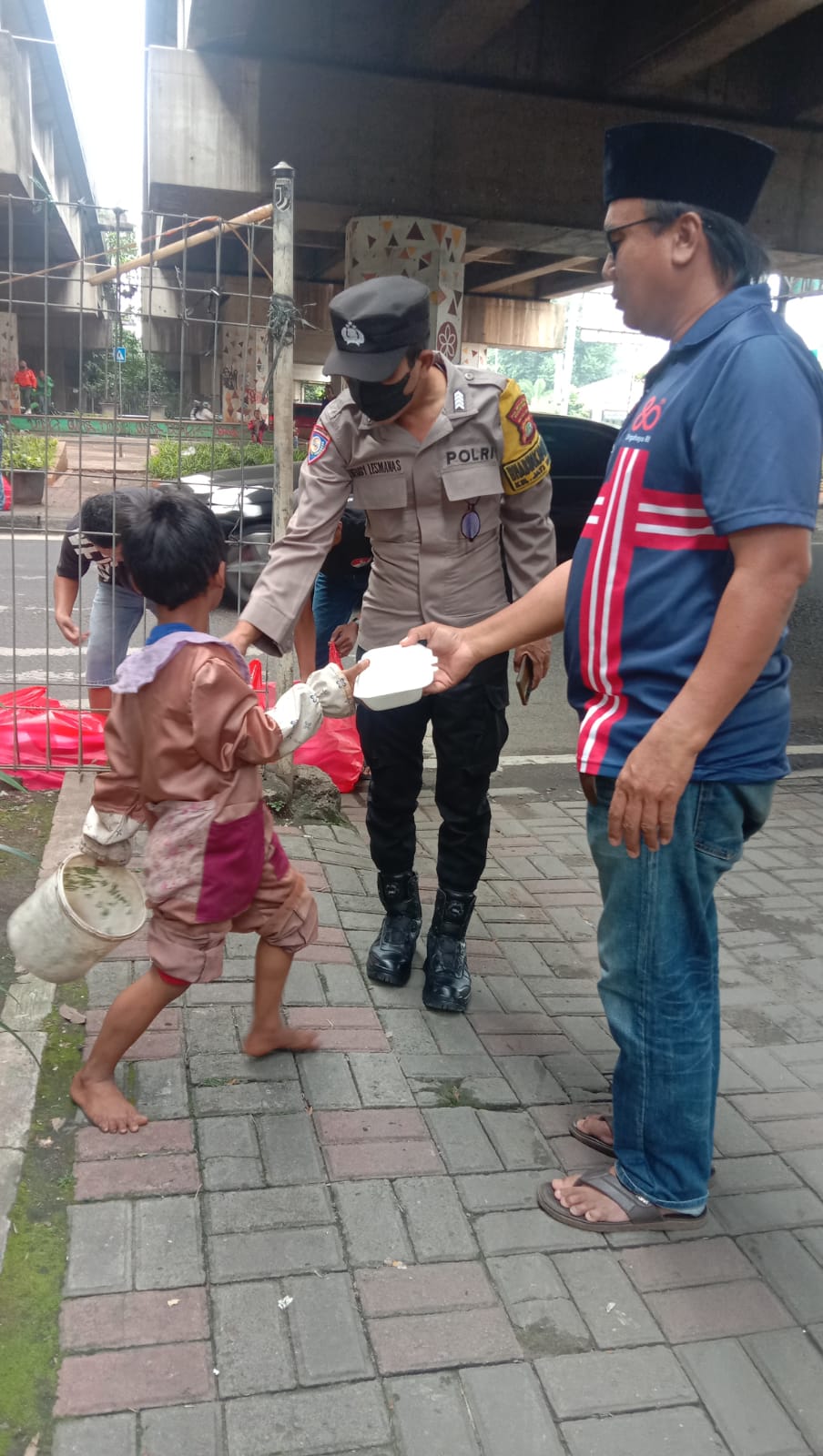 Polsek Pondok Gede Dan P3M Bagikan 100 Nasi Kotak di Bundaran Jorr Jatiwarna