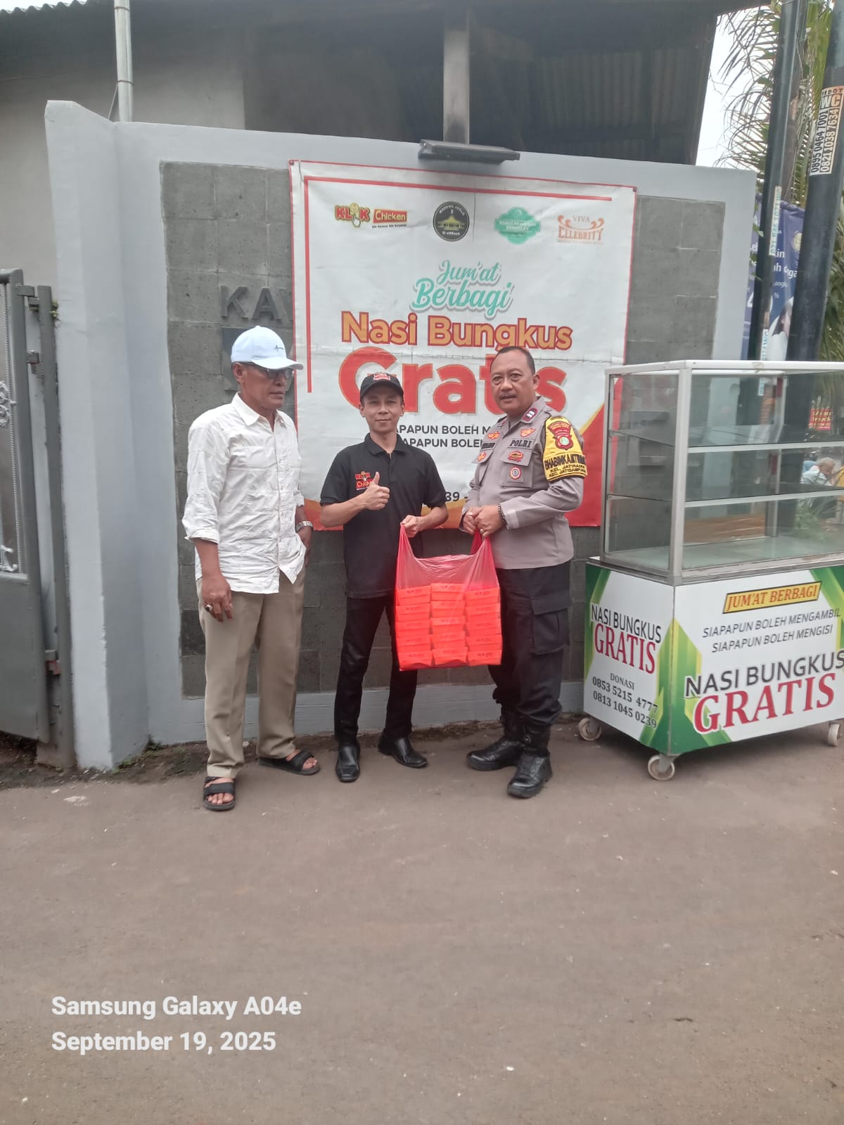 Polsek Jatisampurna Gelar Jumat Berbagi di Kelurahan Jatiraden, Bagikan 330 Nasi Bungkus Gratis