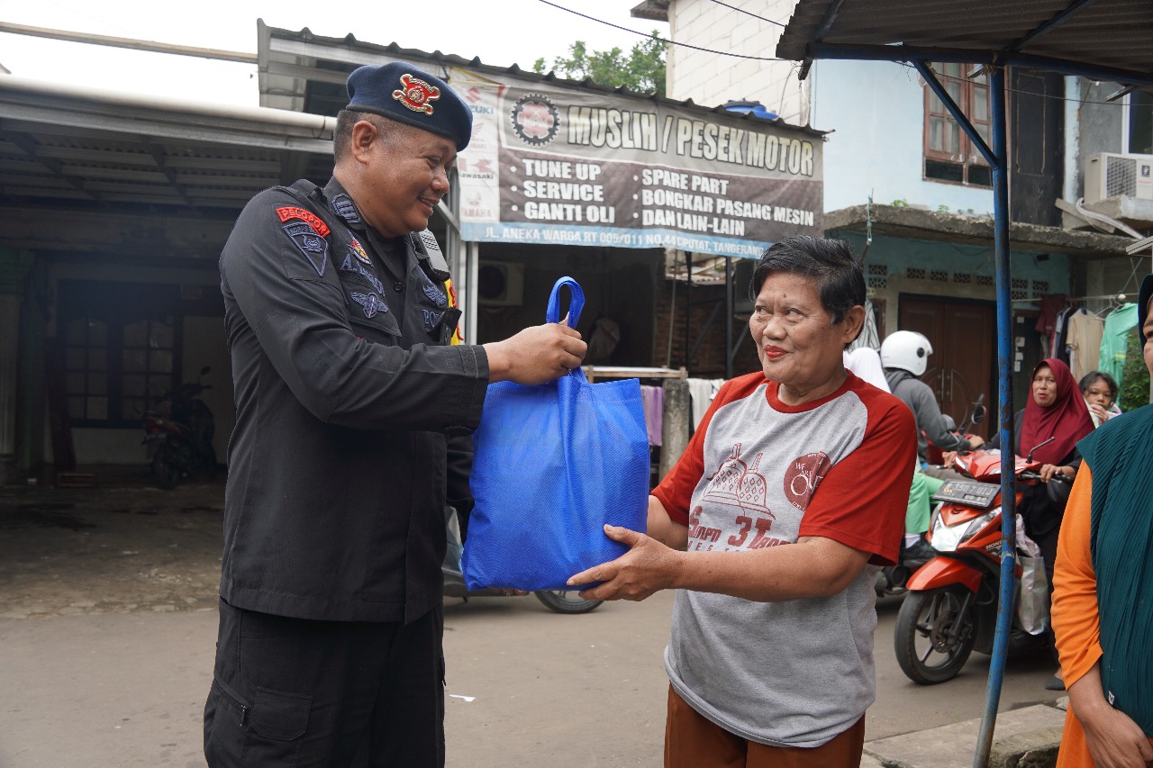 Brimob Polda Metro Jaya Gelar Bakti Sosial “Jumat Berkah Berbagi Dengan Sesama” di Tangerang Selatan