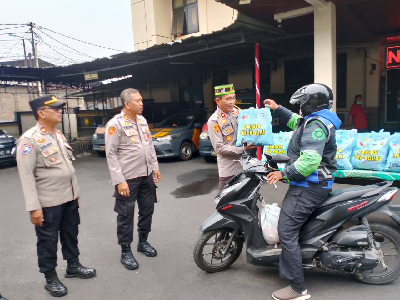 Polsek Cipayung Salurkan Bantuan Sembako Kapolda Metro Jaya kepada Warga Dan Ojol