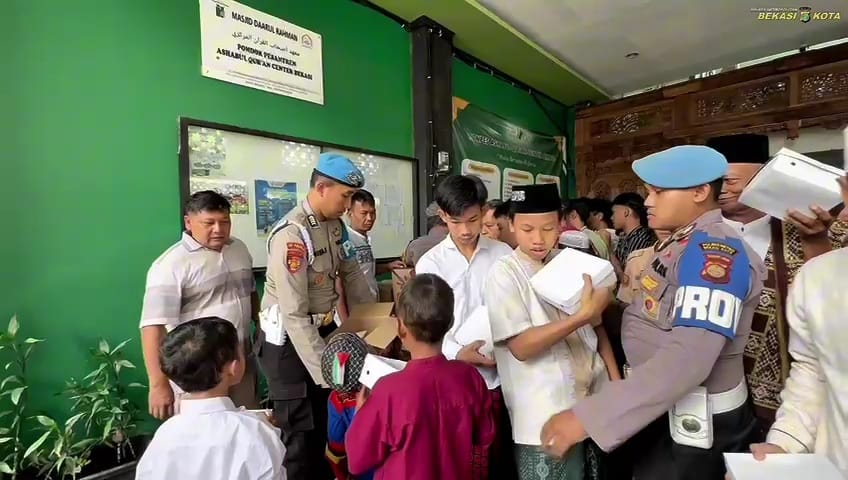 Bakti Sosial Si Propam Polres Metro Bekasi Kota di Masjid Daarul Rahman