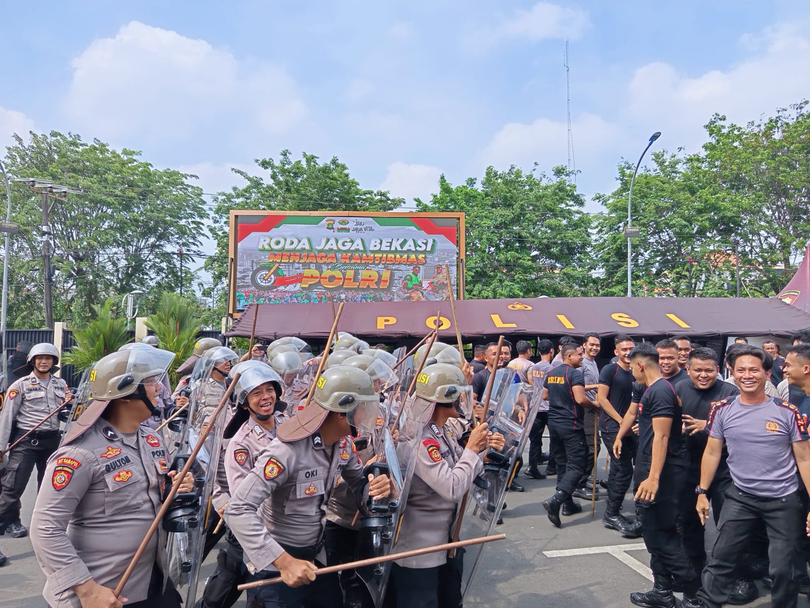 Simulasi Penanganan Aksi Unjuk Rasa oleh Personel Gabungan Polres Metro Bekasi Kota
