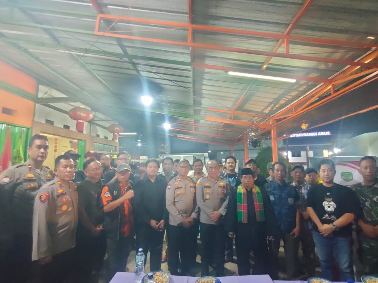 NGOPI KAMTIBMAS SAT KAMLING POLRES METRO BEKASI KOTA BARENG WARGA DI BANTAR GEBANG
