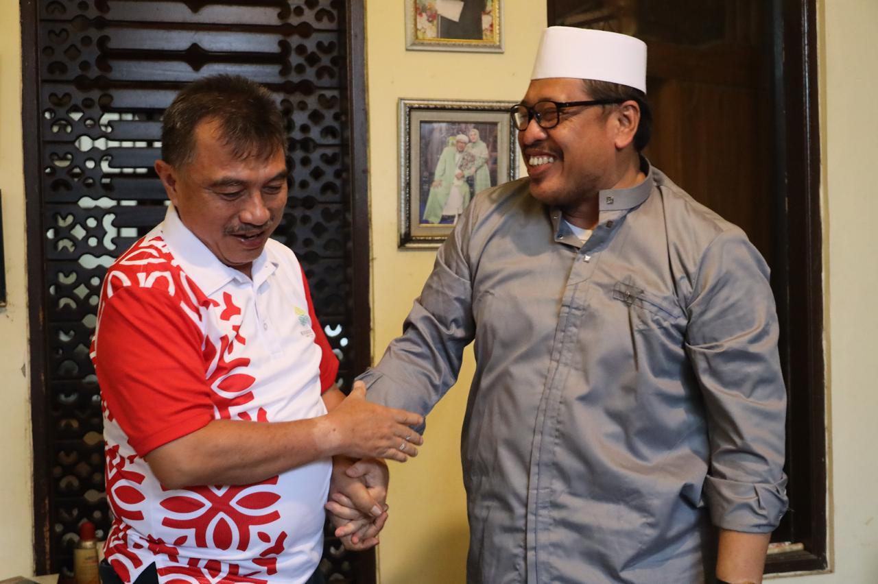 Kehangatan Wawali Harris Bobihoe Saat Menjenguk Tokoh Masyarakat