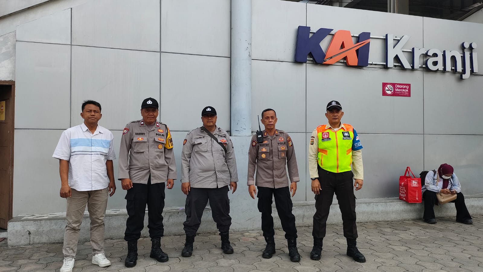 Antisipasi Pergerakan Massa Mengarah Ke DKI Jakarta, Polsek Bekasi Barat Jaga Stasiun Kranji