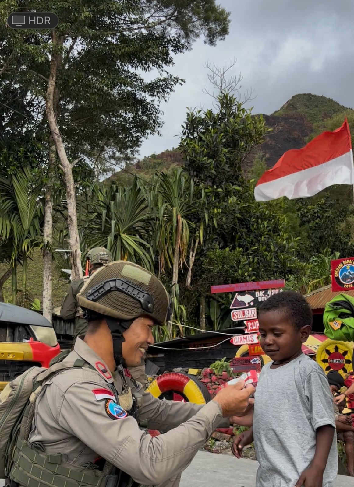 Personel Satgas Ops Damai Cartenz Sambangi Anak-anak di Pos Satgas Tindak Kulirik