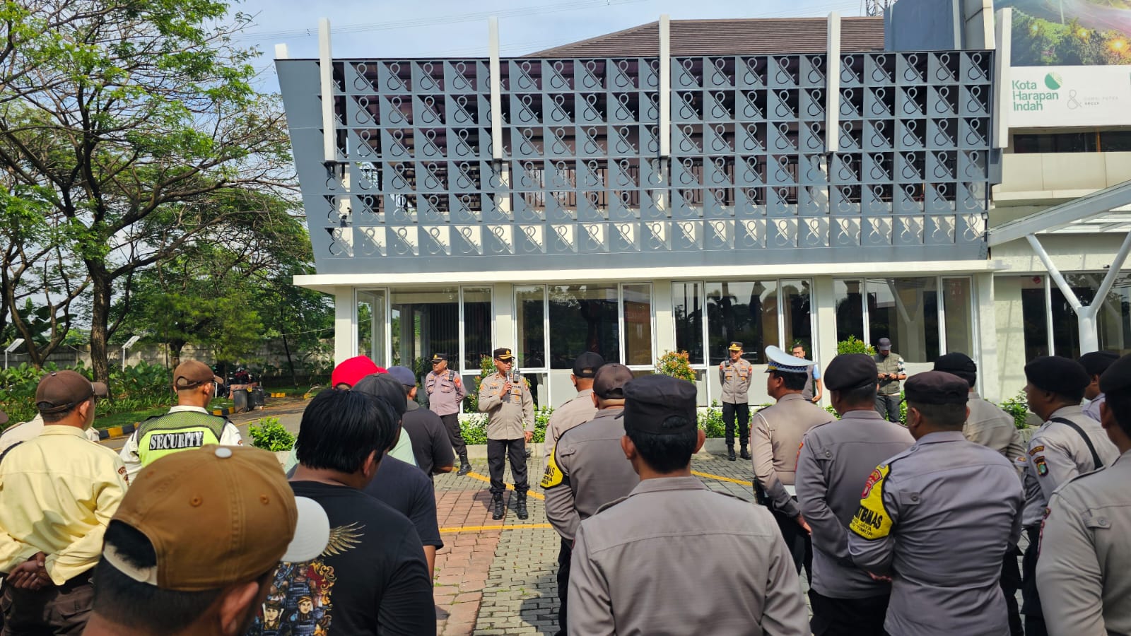 Amankan Unjuk Rasa, Polres Metro Bekasi Kota Siagakan Personel Gabungan di Harapan Indah Medan Satria 