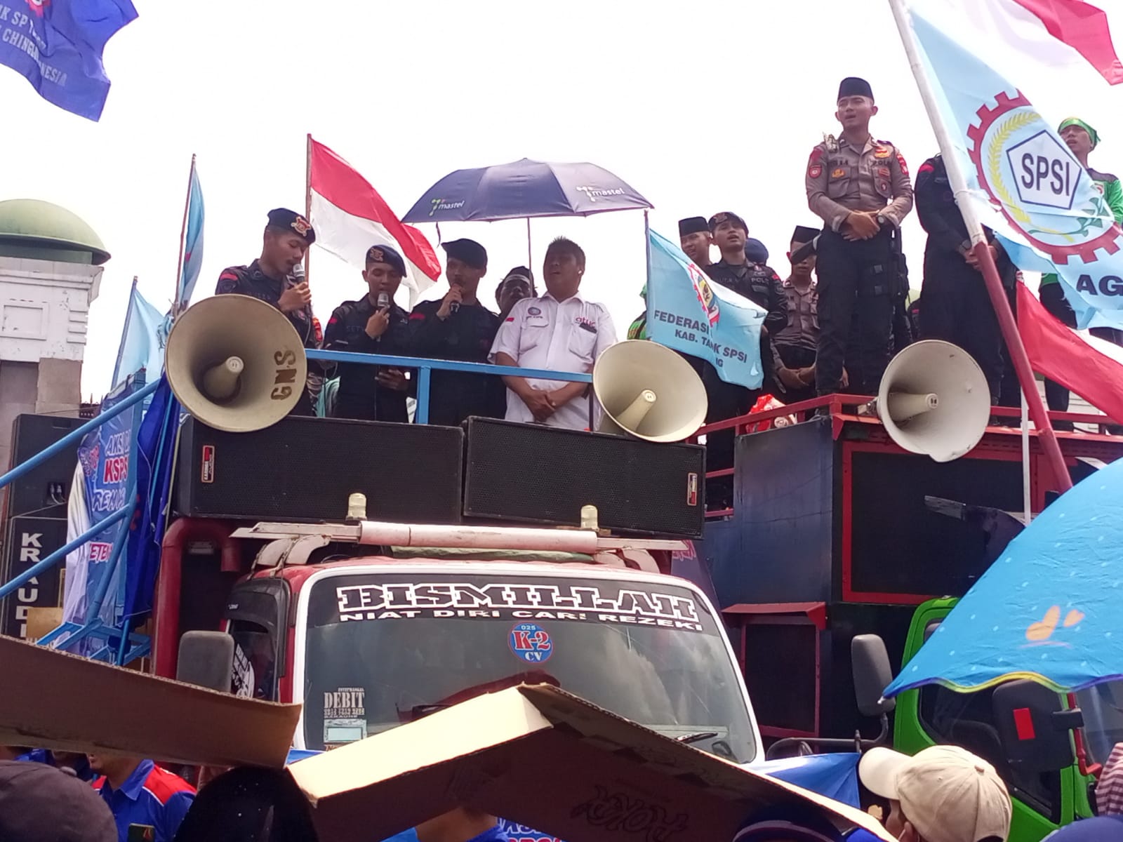 Buruh dan Polisi Gelar Doa Bersama di Tengah Penyampaian Pendapat di Gedung DPR/MPR RI.