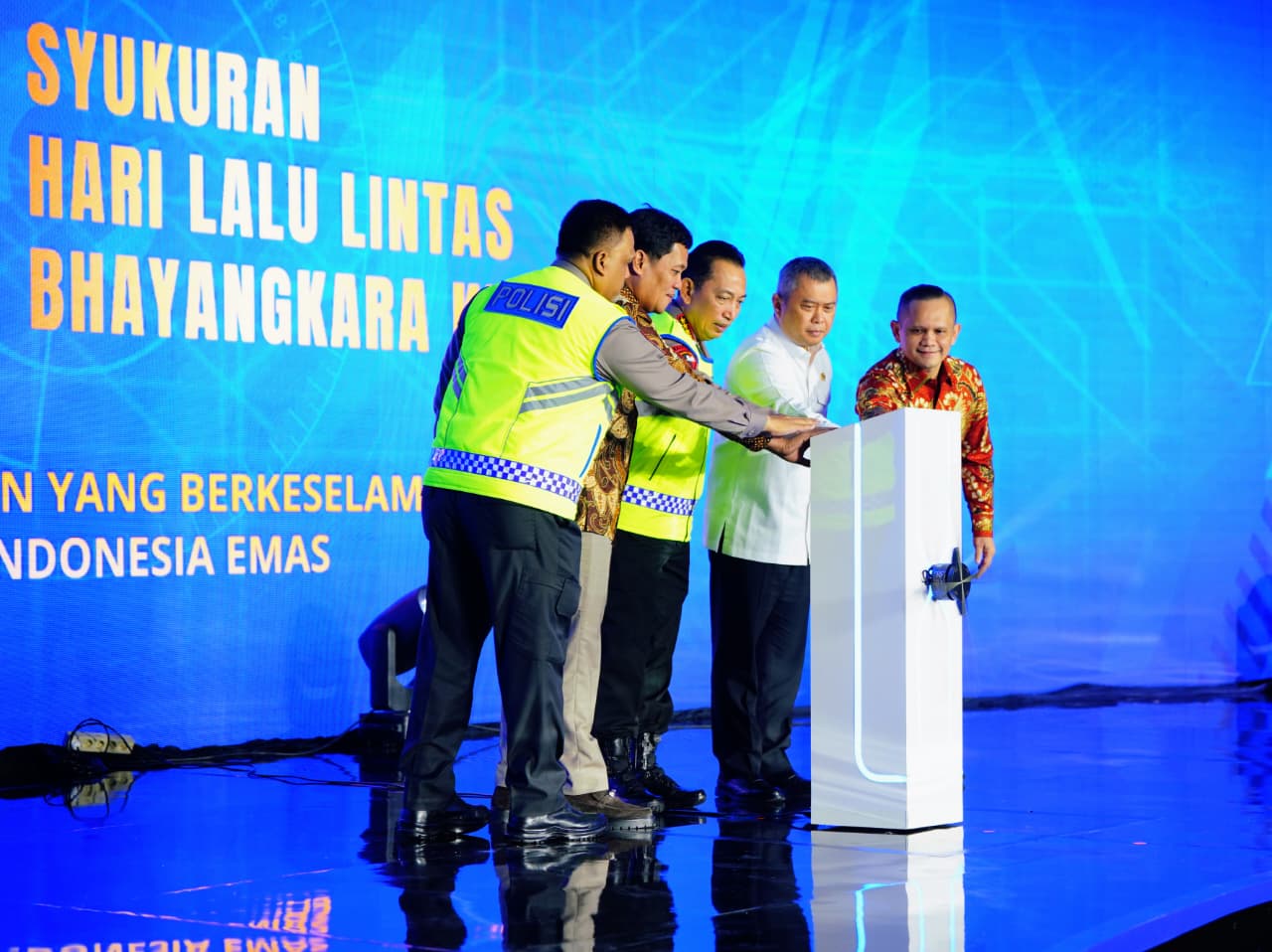 Hadiri Syukuran HUT Lalu Lintas ke-70, Kapolri Luncurkan Digital Korlantas Dan Sematkan Pin Emas