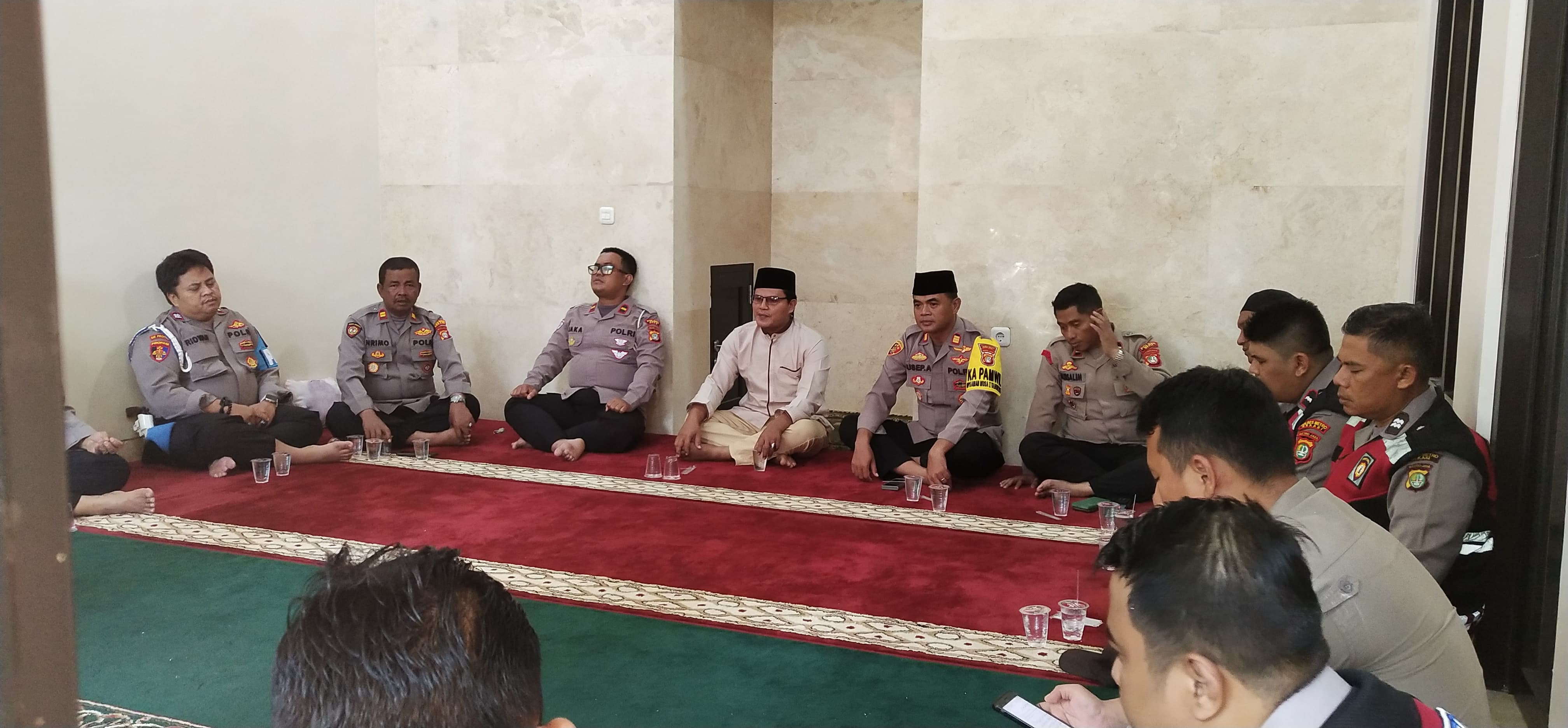 Polsek Setu Pererat Kebersamaan Anggota Melalui Doa Bersama