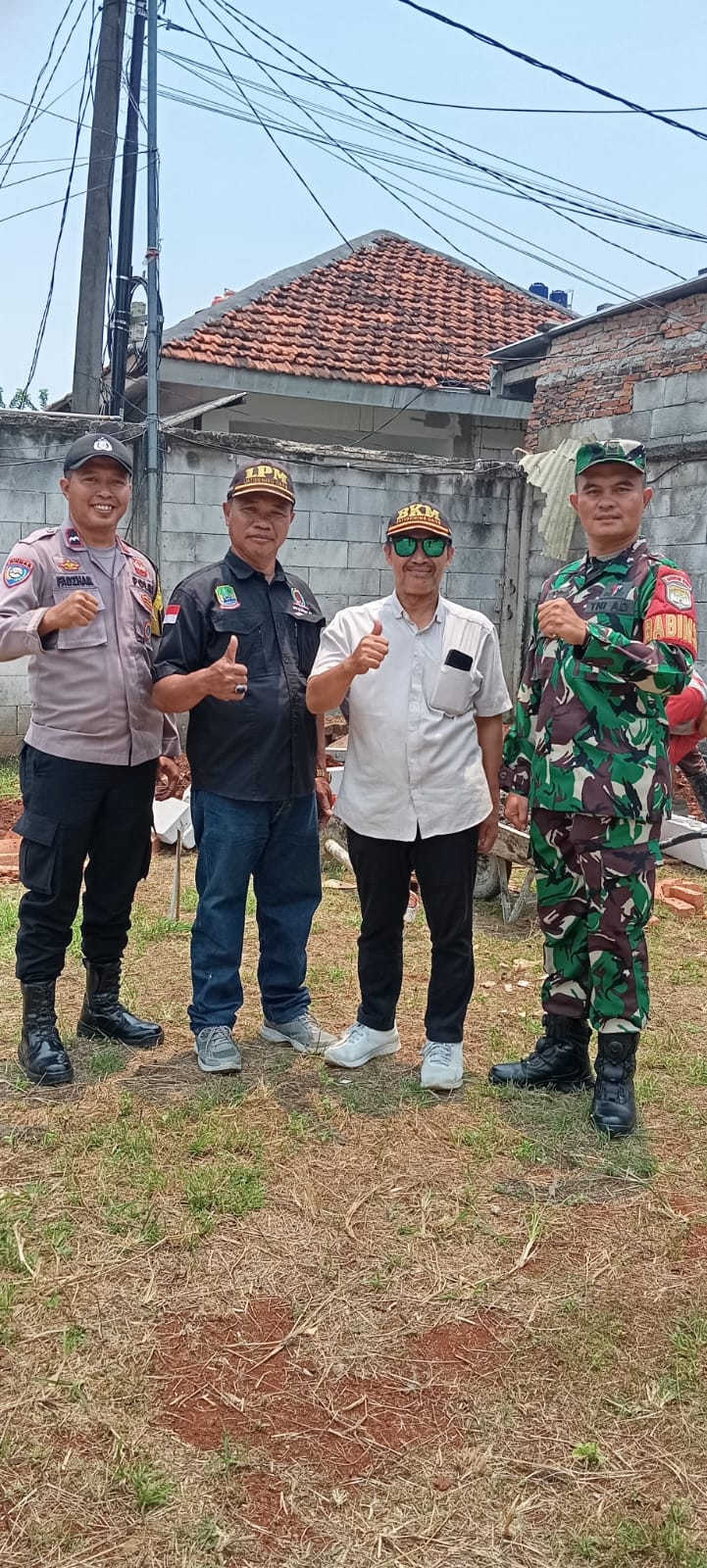 Pastikan Pembangunan Tepat Sasaran, Bhabinkamtibmas Dan Babinsa Pantau Proyek Taman Warga