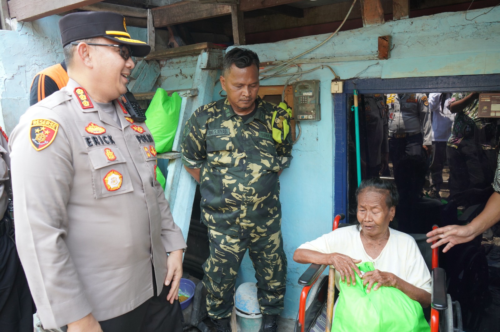 Serbuan Teritorial Kodim 0502/JU, TNI-Polri Dan Pemkot Bersihkan Terminal Tanjung Priok Serta Bagikan 140 Paket Sembako