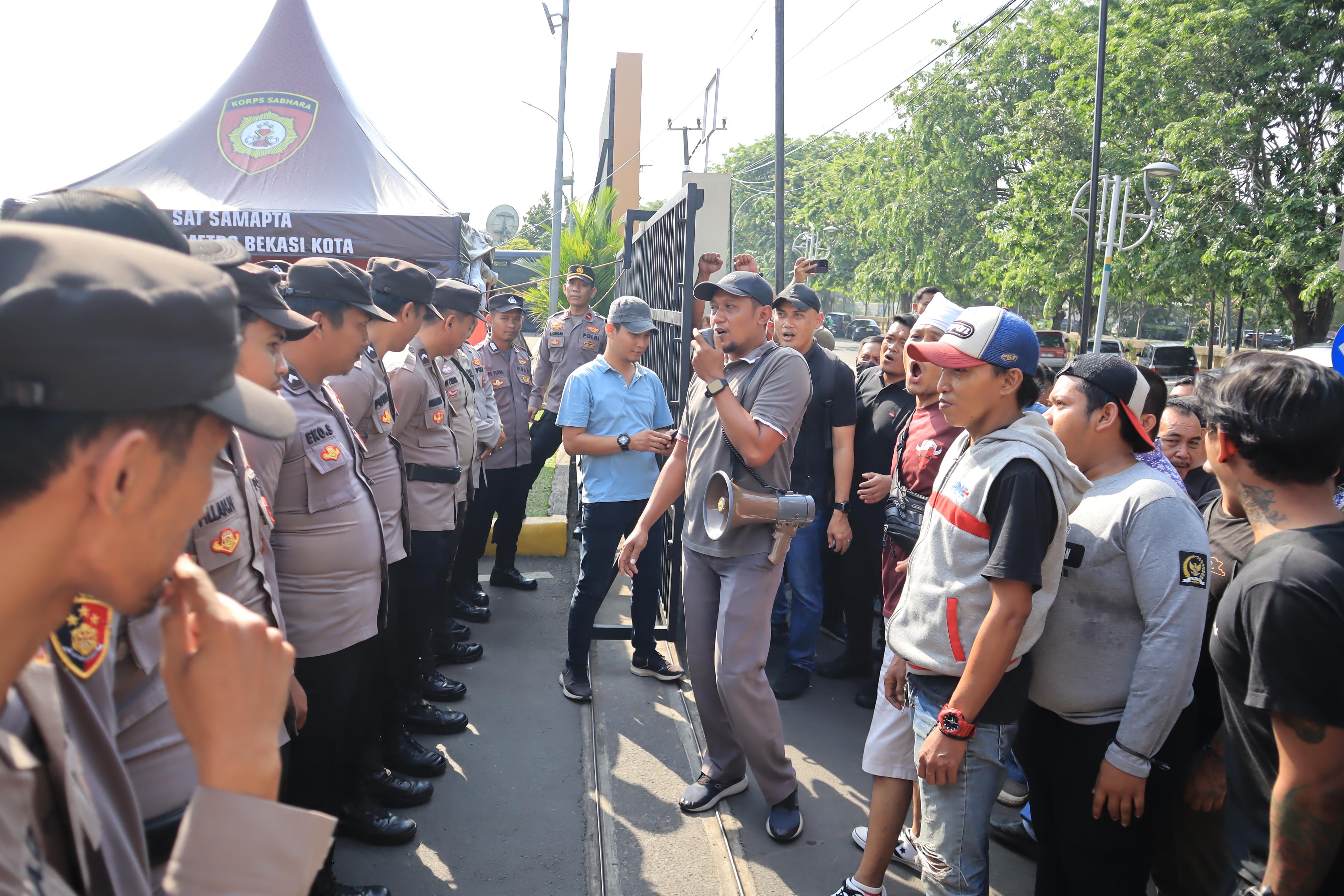 Siap Hadapi Ancaman, Polres Metro Bekasi Kota Gelar Simulasi Sispam Mako Skala Besar