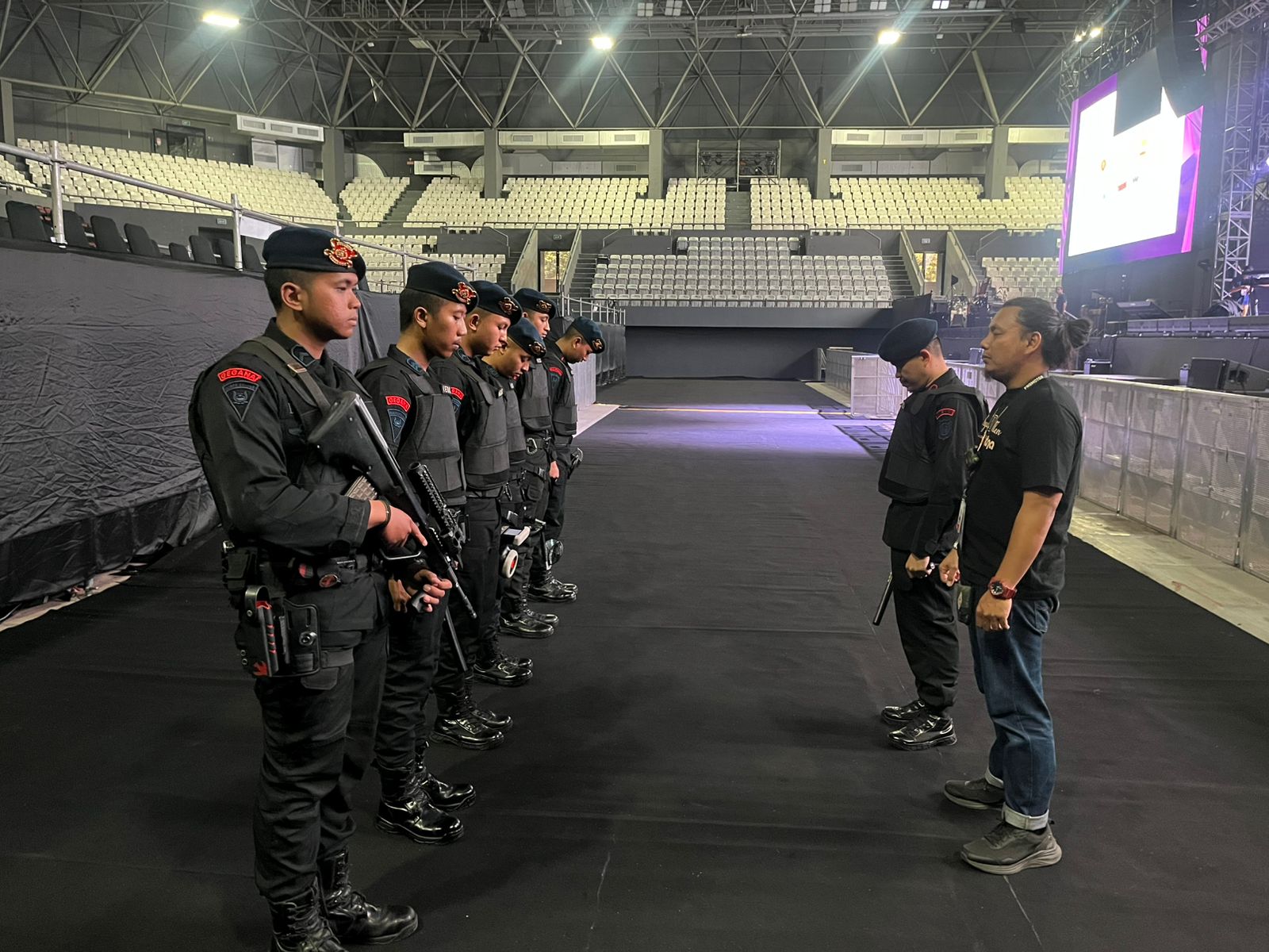 Brimob Polda Metro Jaya Pastikan Keamanan Dan Kenyamanan Penonton Konser Air Supply Dan KLakustik Live di Tennis Indoor Senayan