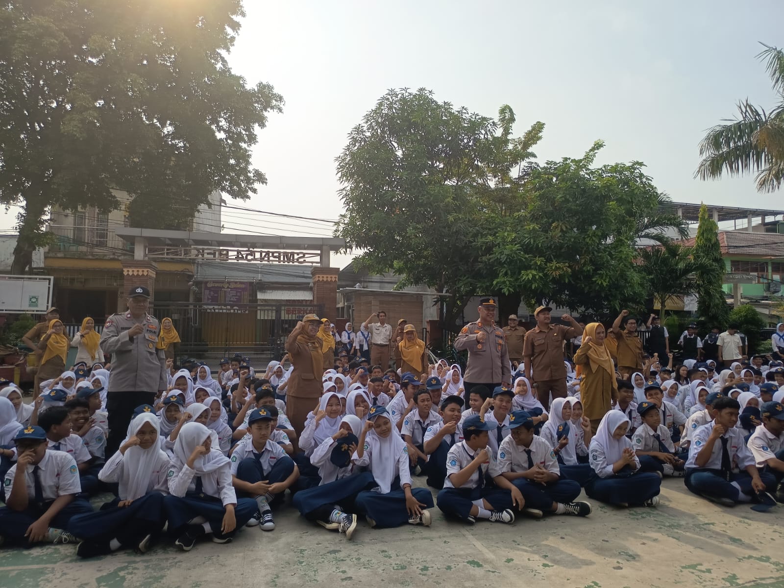 Polri Goes To School: Kapolsek Bekasi Barat Berikan Pembinaan Dan Penyuluhan di SMPN 54 Kota Bekasi