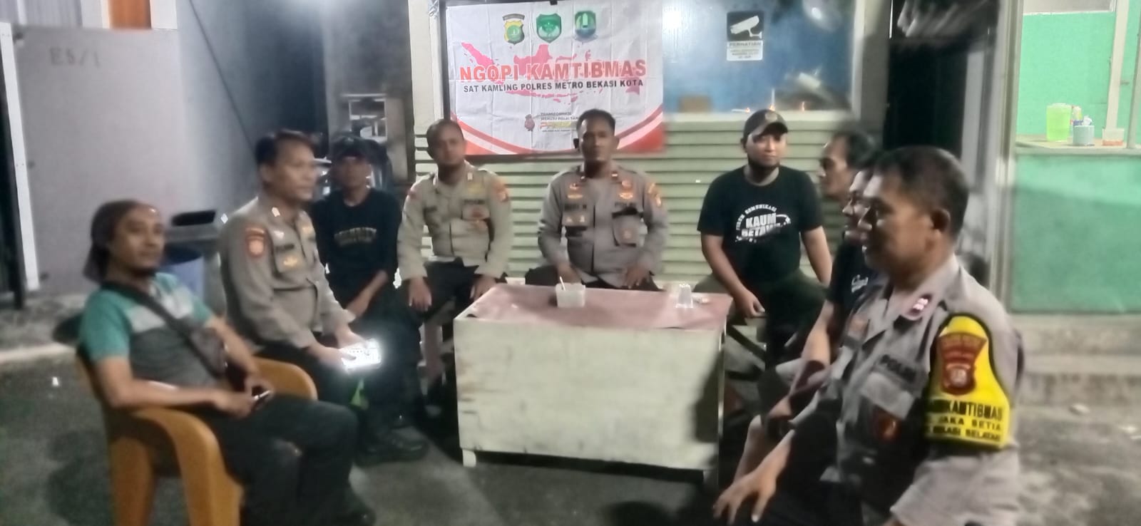 Ngopi Kamtibmas, Polsek Bekasi Selatan Jalin Kedekatan Dengan Warga di Pos Satkamling