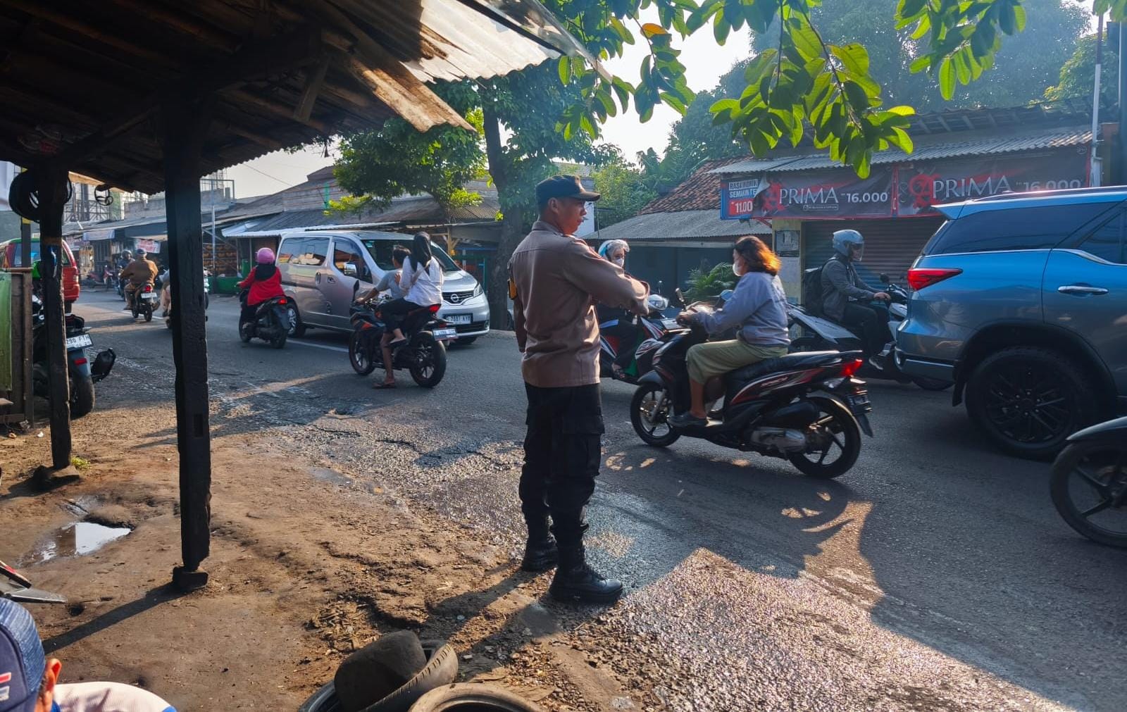Personil Polsek Pondok Gede Lakukan Pengaturan Lalu Lintas, Dukung Kelancaran Aktivitas Pagi Masyarakat