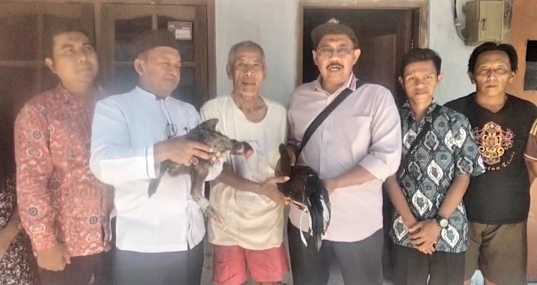 Rutin 2 Kali Dalam Sebulan, Kades Lebaksono, H Afan Faizin Serahkan Bantuan Ayam Jawa