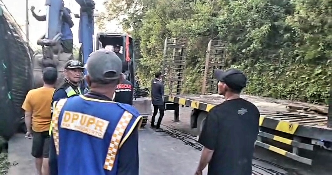 LONGSOR PACET, Dua Alat Berat Diturunkan Guna Evakuasi Material Longsor