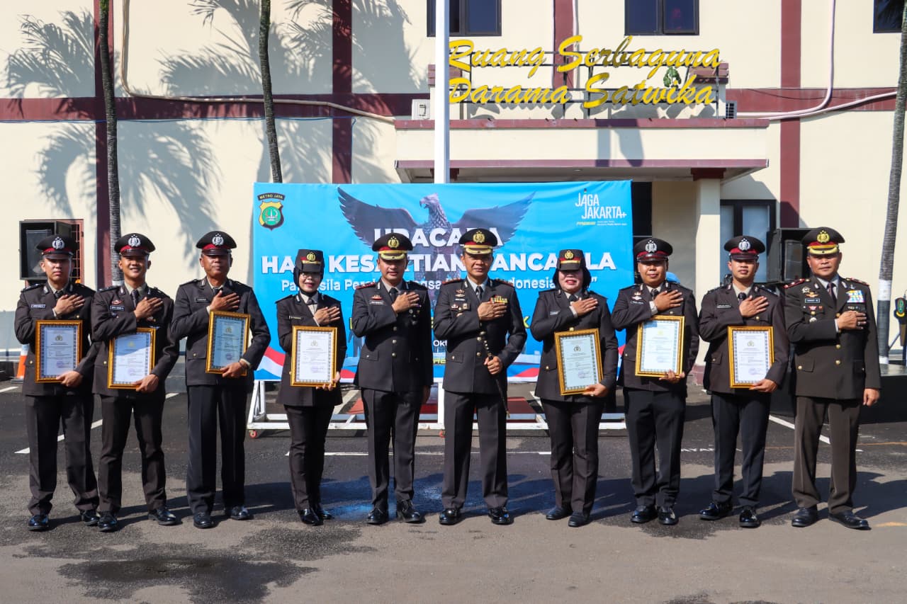 12 Anggota Sat Lantas Polres Metro Depok Terima Penghargaan Dari Polda Metro Jaya
