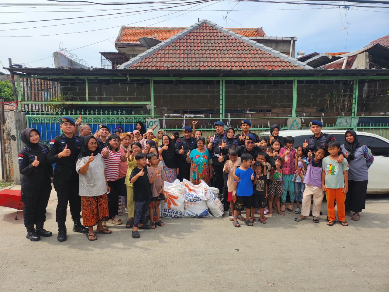 Jumat Peduli, Brimob Polda Metro Jaya Tebar Kepedulian di Tengah Masyarakat