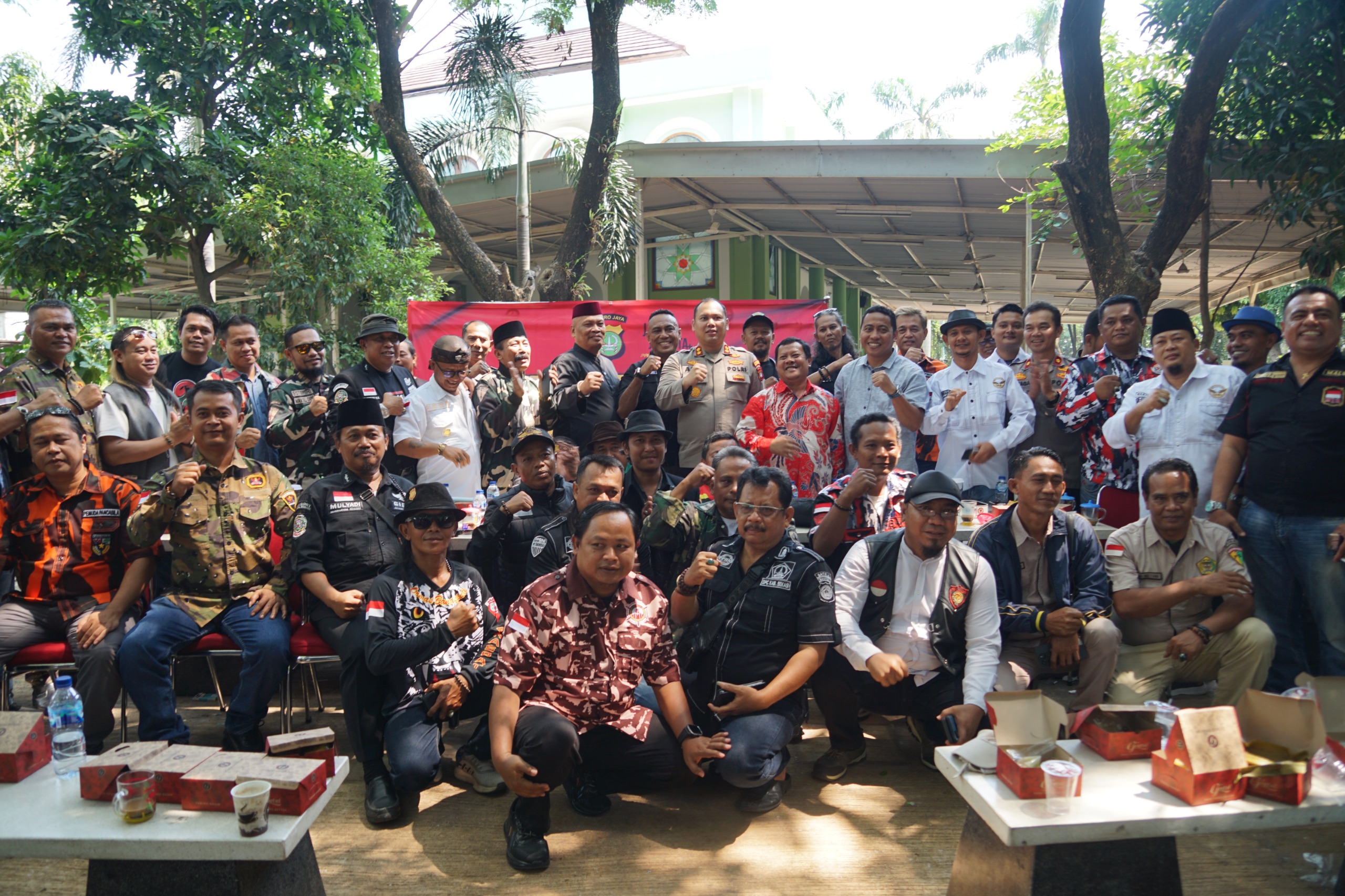 POLRES METRO BEKASI JALIN SILATURAHMI KAMTIBMAS BERSAMA ORGANISASI MASYARAKAT UNTUK PERKUAT KONDUSIFITAS WILAYAH