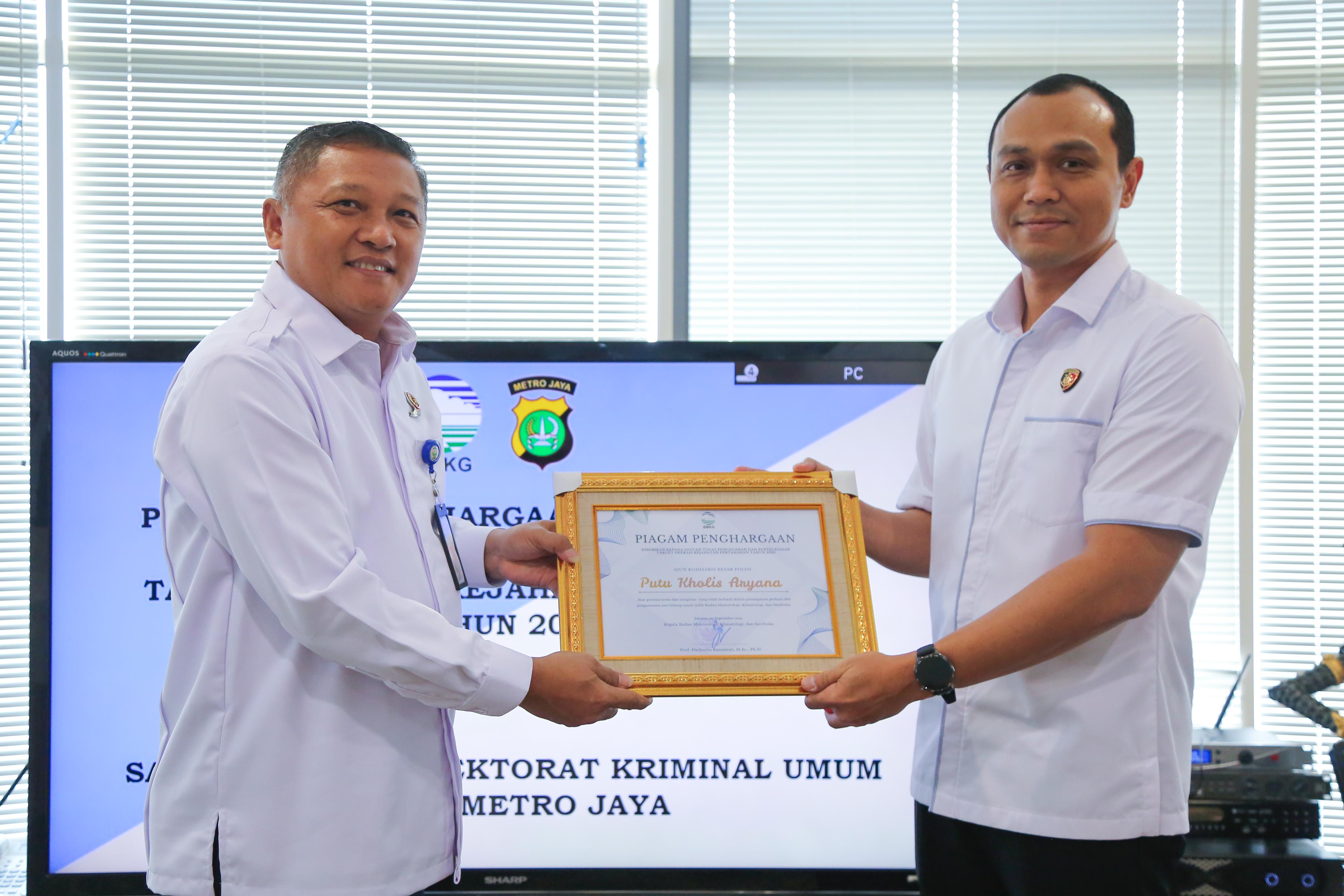 Berhasil Amankan Aset Negara, BMKG Beri Penghargaan Ditreskrimum Polda Metro Jaya dan Jajaran.
